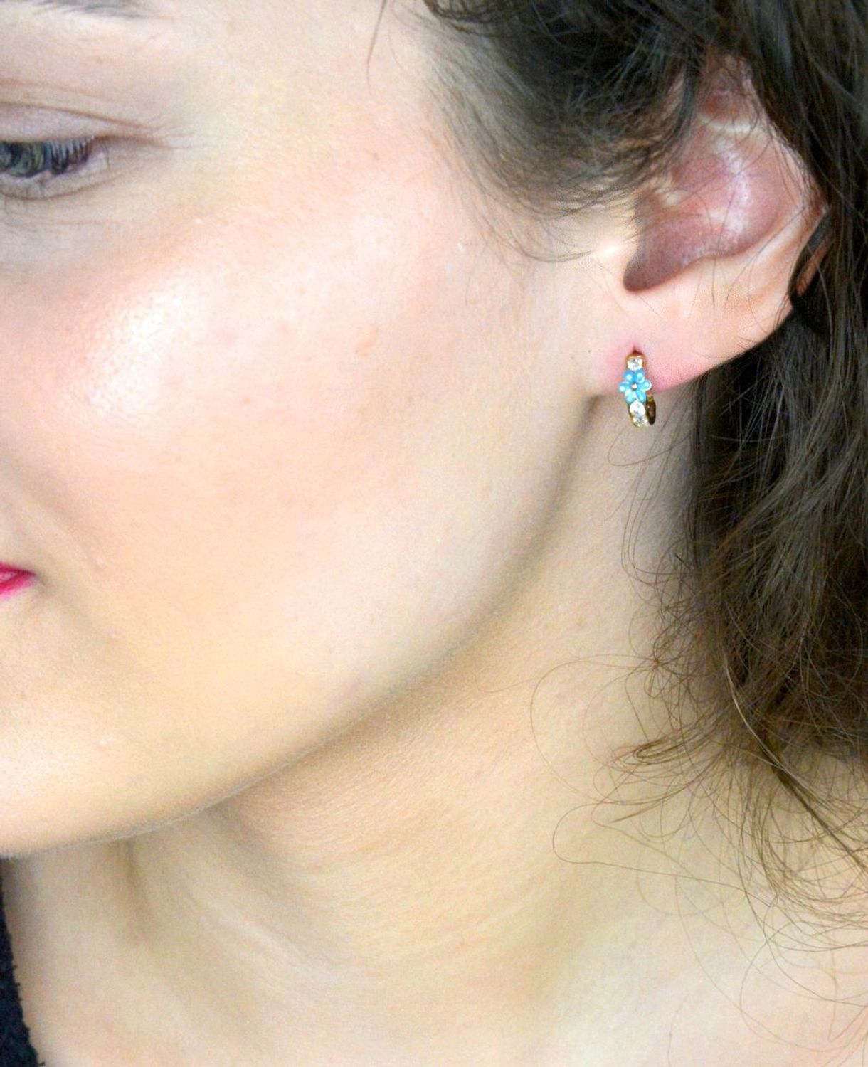 Złote kolczyki z cyrkoniami i z emalią próba 333 DIA-KLC-1589-333. Złote kolczyki z cyrkoniami i niebieską emalią w kształcie kwiatka. Idealny pomysł na prezent dla każdej kobiety.1.jpg