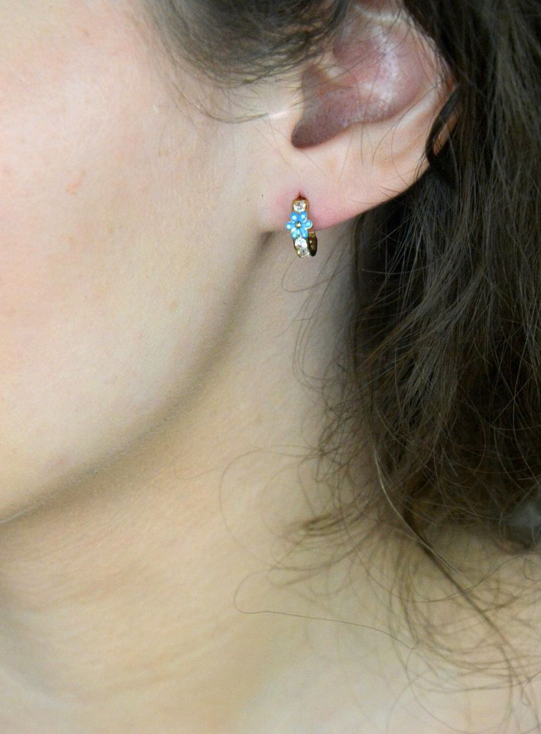 Złote kolczyki z cyrkoniami i z emalią próba 333 DIA-KLC-1589-333. Złote kolczyki z cyrkoniami i niebieską emalią w kształcie kwiatka. Idealny pomysł na prezent dla każdej kobiety.1.jpg