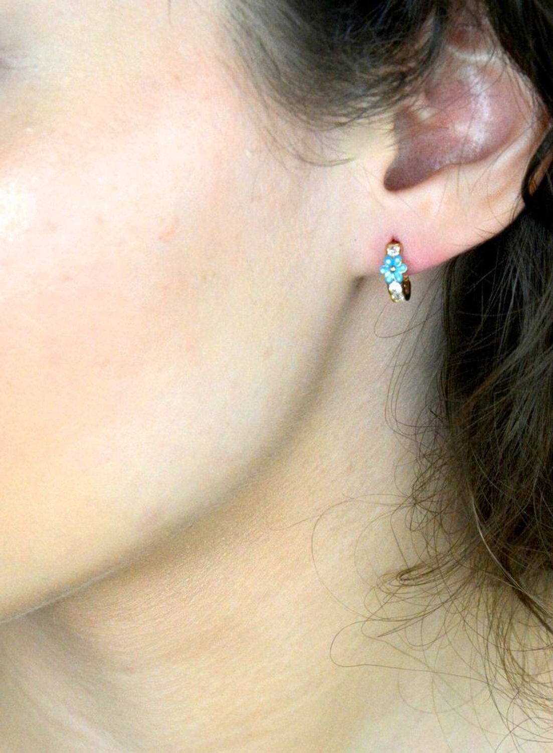 Złote kolczyki z cyrkoniami i z emalią próba 333 DIA-KLC-1589-333. Złote kolczyki z cyrkoniami i niebieską emalią w kształcie kwiatka. Idealny pomysł na prezent dla każdej kobiety.1.jpg