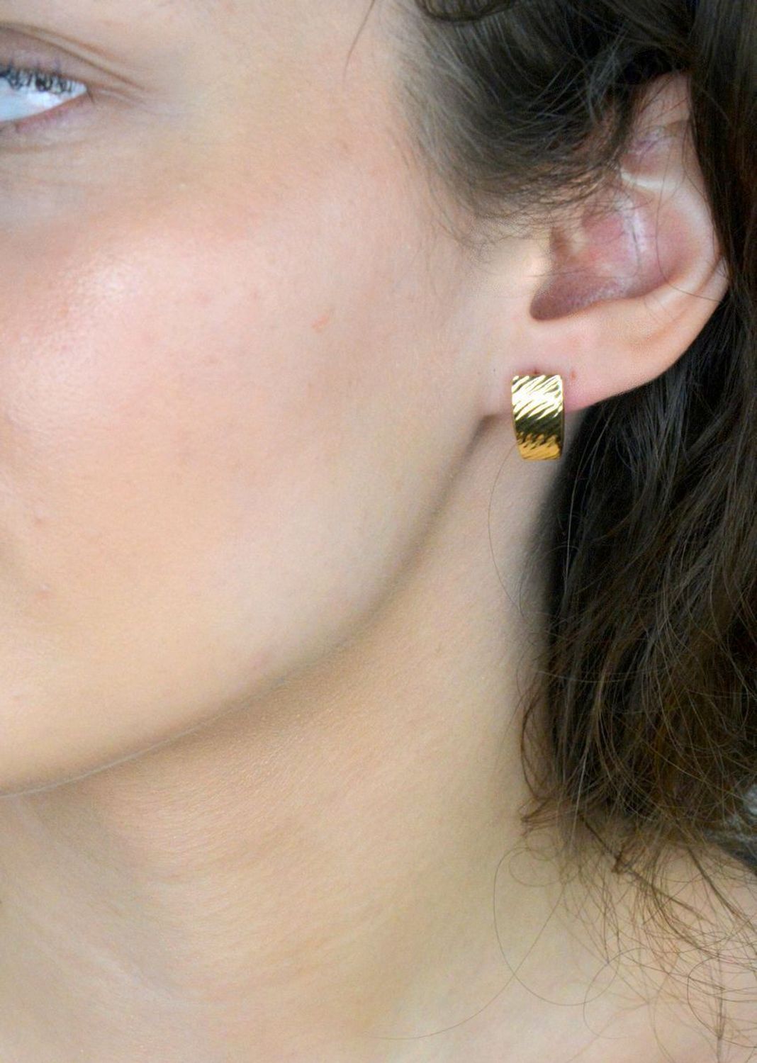 Kolczyki złote zap.ang. blaszki grawerowane próba 585, DIA-KLC-1596-585 Eleganckie złote kolczyki w formie grawerowanych blaszek to klasyczny i stylowy dodatek, 1.jpg