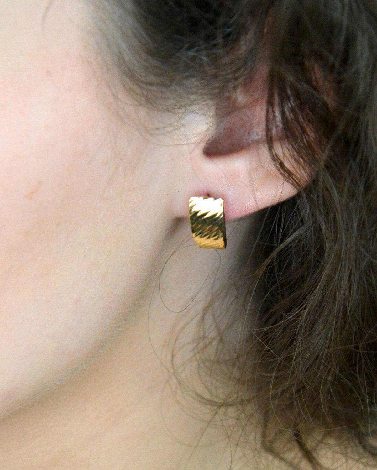 Kolczyki złote zap.ang. blaszki grawerowane próba 585, DIA-KLC-1596-585 Eleganckie złote kolczyki w formie grawerowanych blaszek to klasyczny i stylowy dodatek, 1.jpg