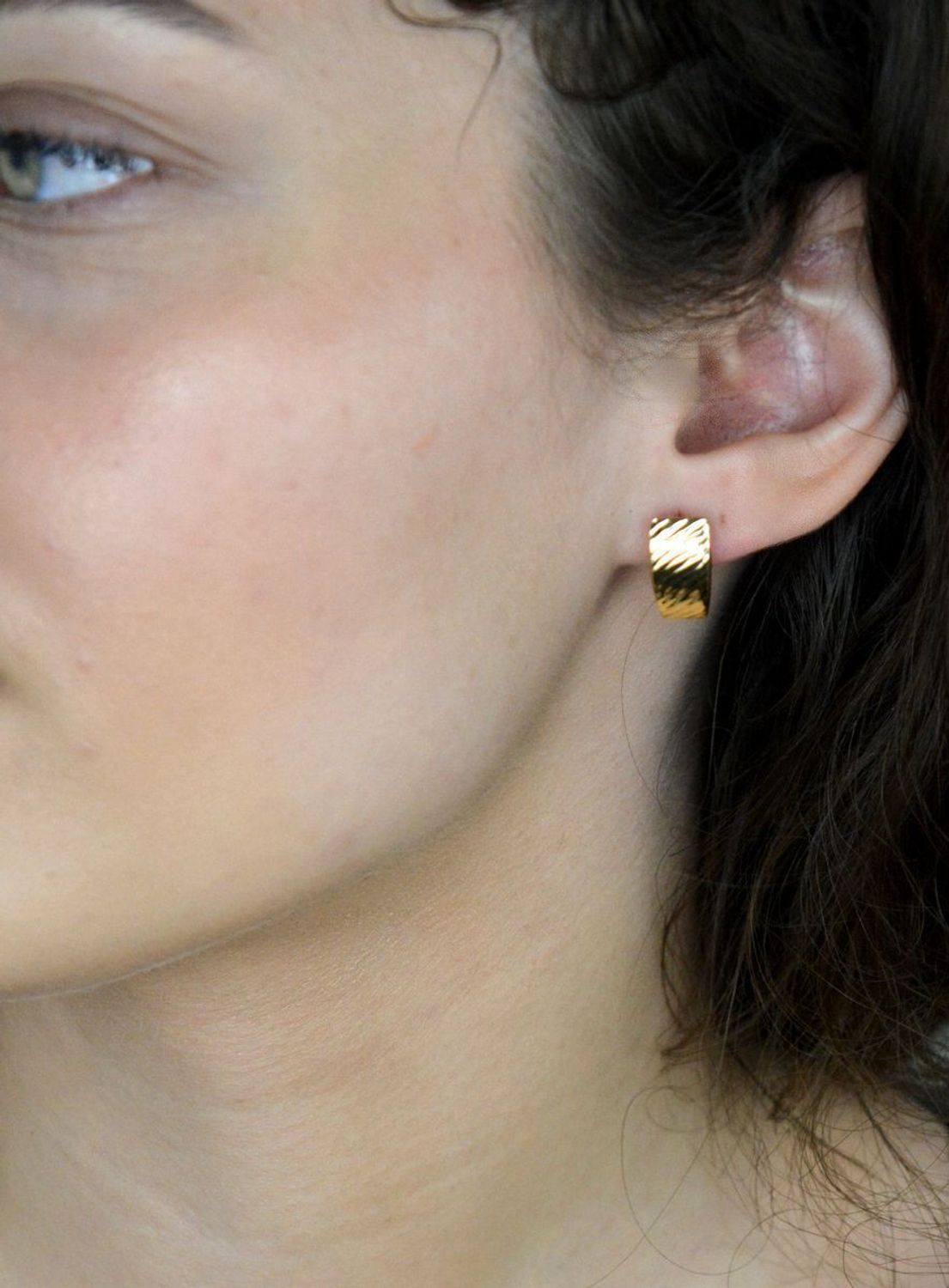 Kolczyki złote zap.ang. blaszki grawerowane próba 585, DIA-KLC-1596-585 Eleganckie złote kolczyki w formie grawerowanych blaszek to klasyczny i stylowy dodatek, 1.jpg