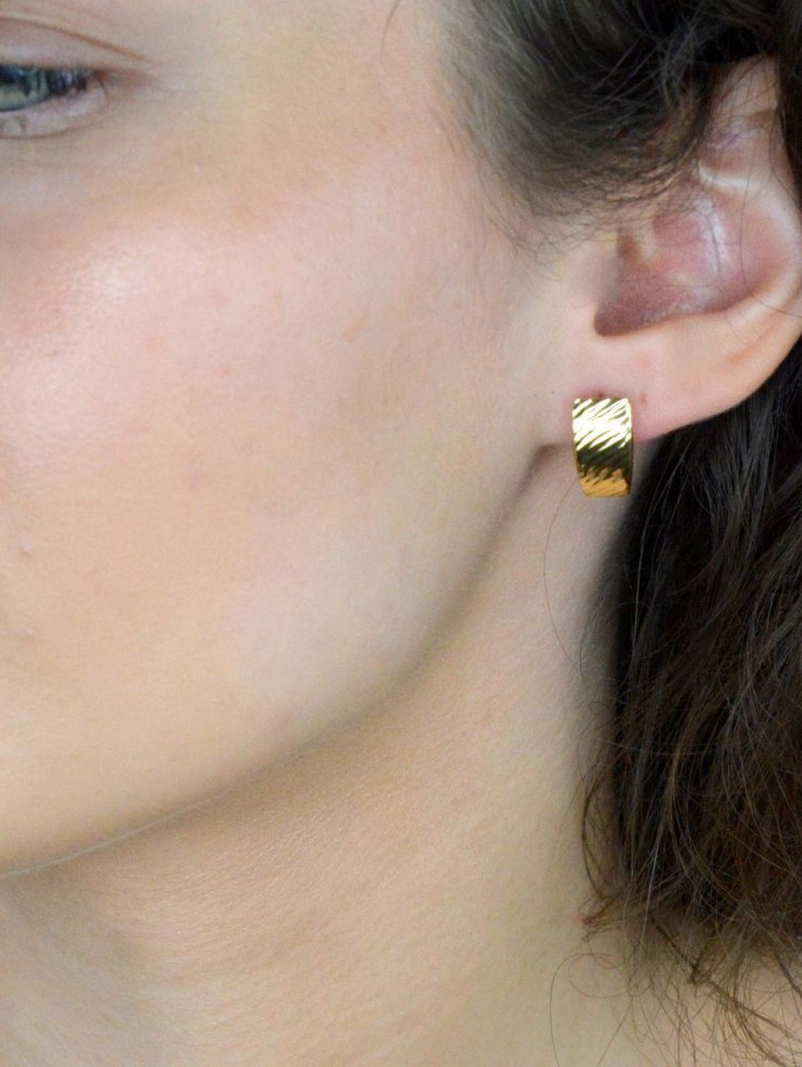 Kolczyki złote zap.ang. blaszki grawerowane próba 585, DIA-KLC-1596-585 Eleganckie złote kolczyki w formie grawerowanych blaszek to klasyczny i stylowy dodatek, 1.jpg