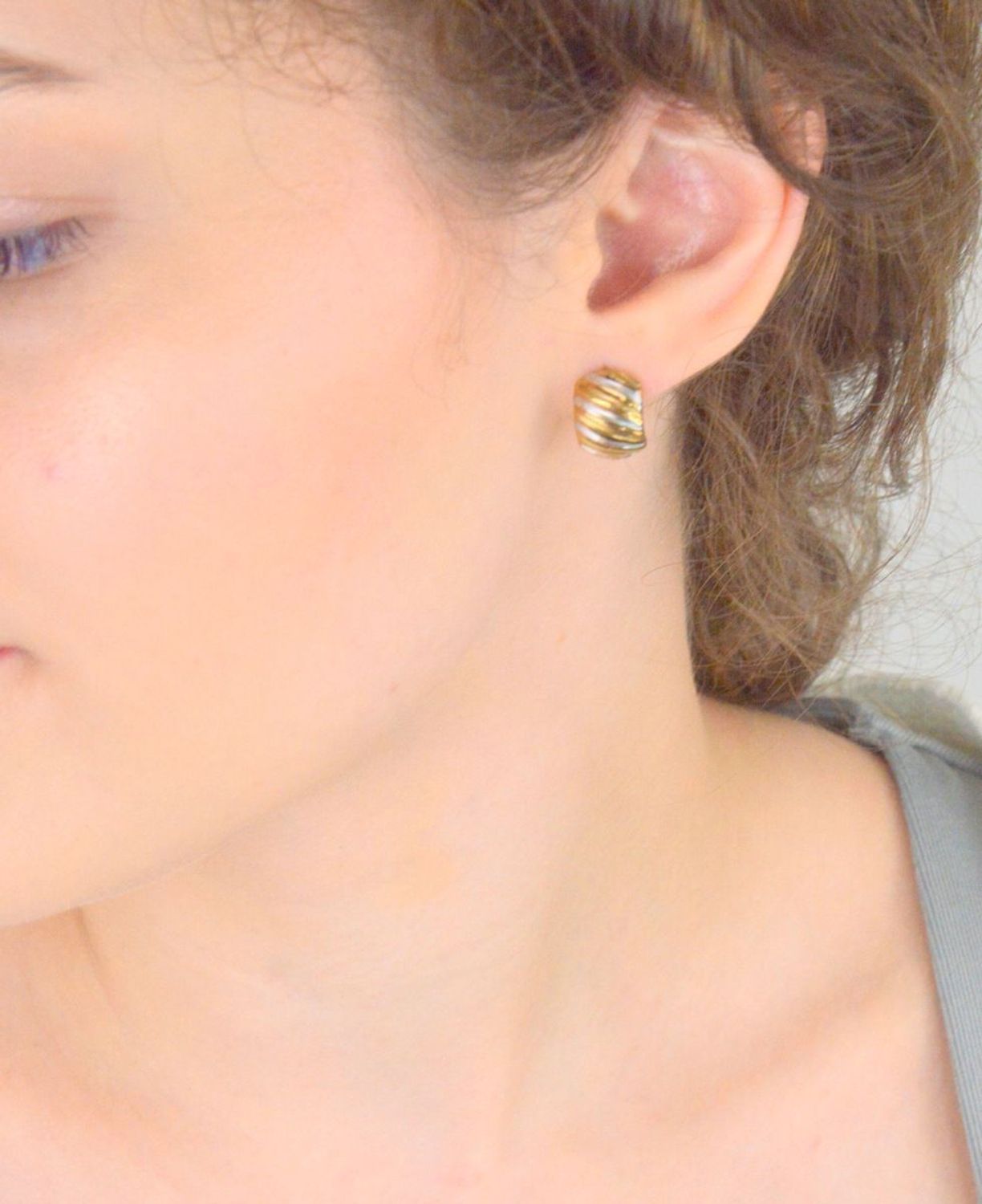 Złote kolczyki damskie DIA-KLC-1600-333 próby 333 z ozdobnym wzorem i dodatkiem białego złota. Eleganckie zapięcie angielskie, waga 1,76g, wymiary 1,5x1,0 cm. Klasyka z nutą nowoczesności.1.jpg