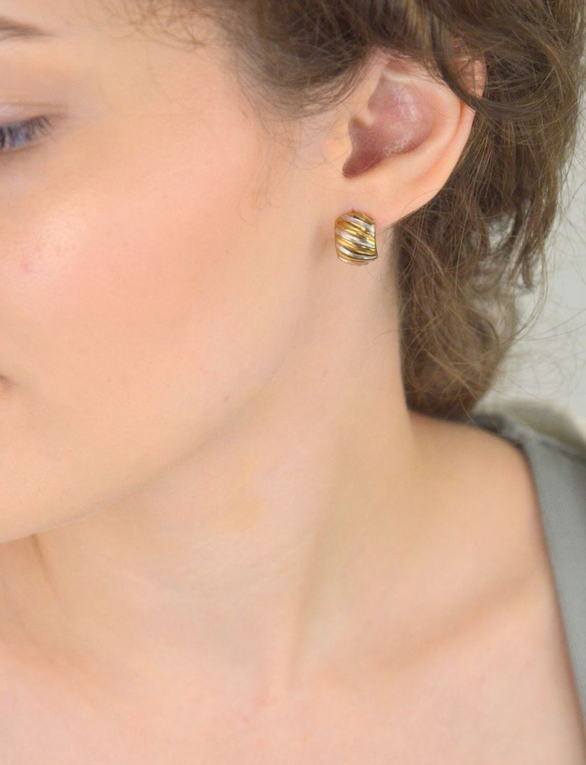 Złote kolczyki damskie DIA-KLC-1600-333 próby 333 z ozdobnym wzorem i dodatkiem białego złota. Eleganckie zapięcie angielskie, waga 1,76g, wymiary 1,5x1,0 cm. Klasyka z nutą nowoczesności.1.jpg