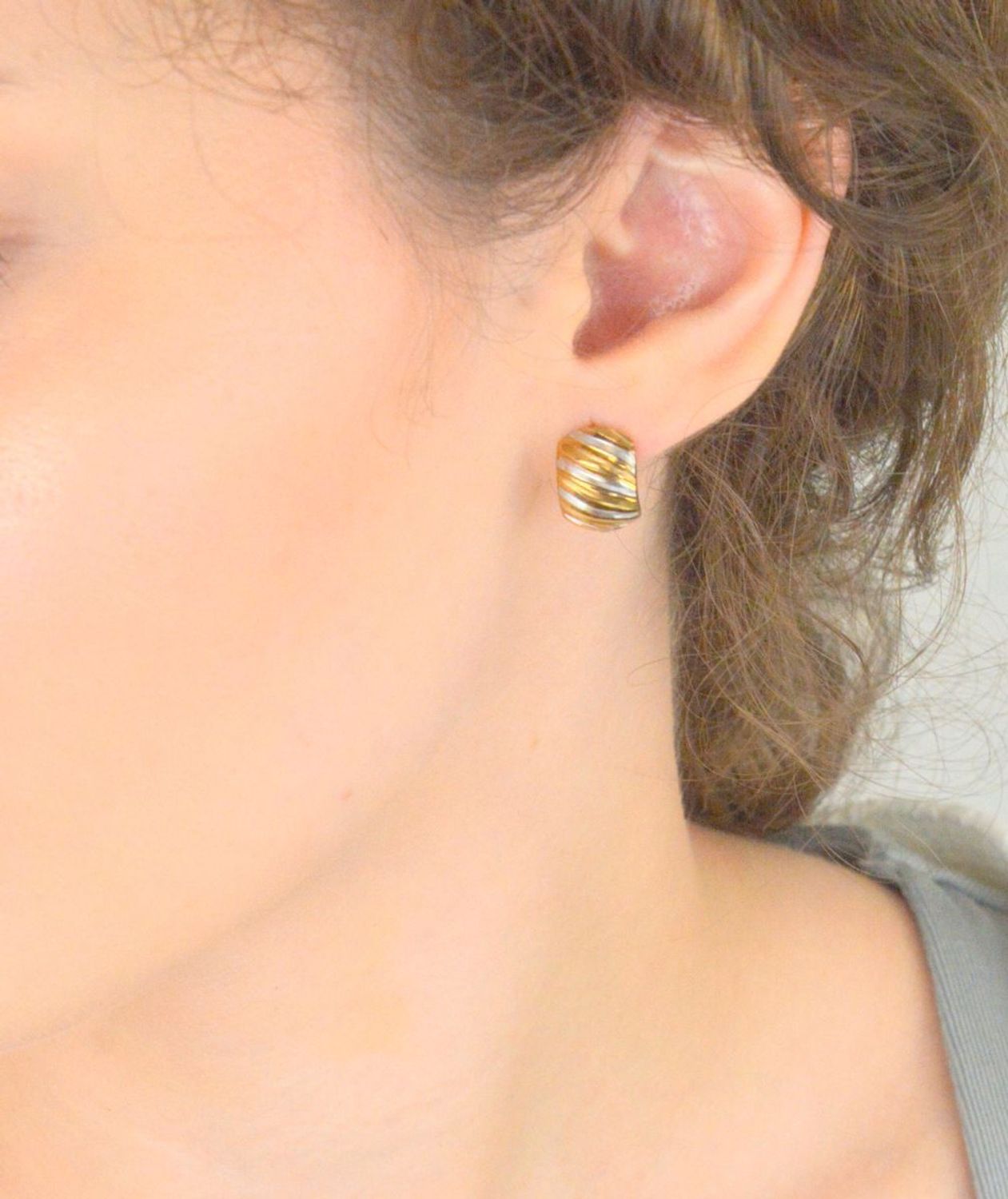 Złote kolczyki damskie DIA-KLC-1600-333 próby 333 z ozdobnym wzorem i dodatkiem białego złota. Eleganckie zapięcie angielskie, waga 1,76g, wymiary 1,5x1,0 cm. Klasyka z nutą nowoczesności.1.jpg