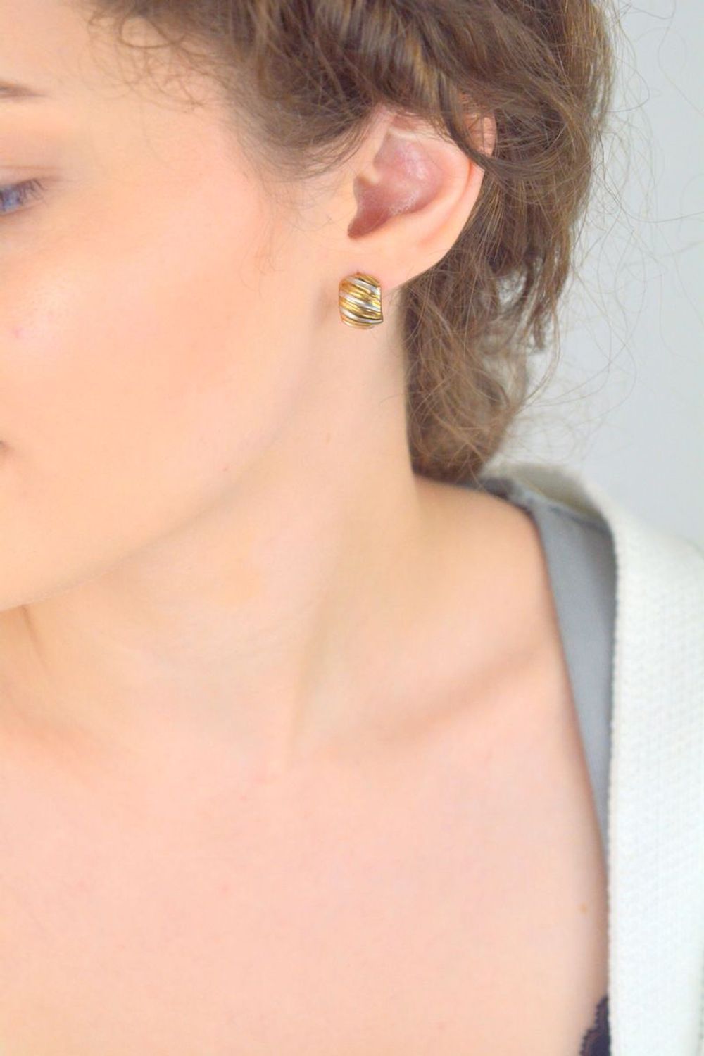 Złote kolczyki damskie DIA-KLC-1600-333 próby 333 z ozdobnym wzorem i dodatkiem białego złota. Eleganckie zapięcie angielskie, waga 1,76g, wymiary 1,5x1,0 cm. Klasyka z nutą nowoczesności.1.jpg