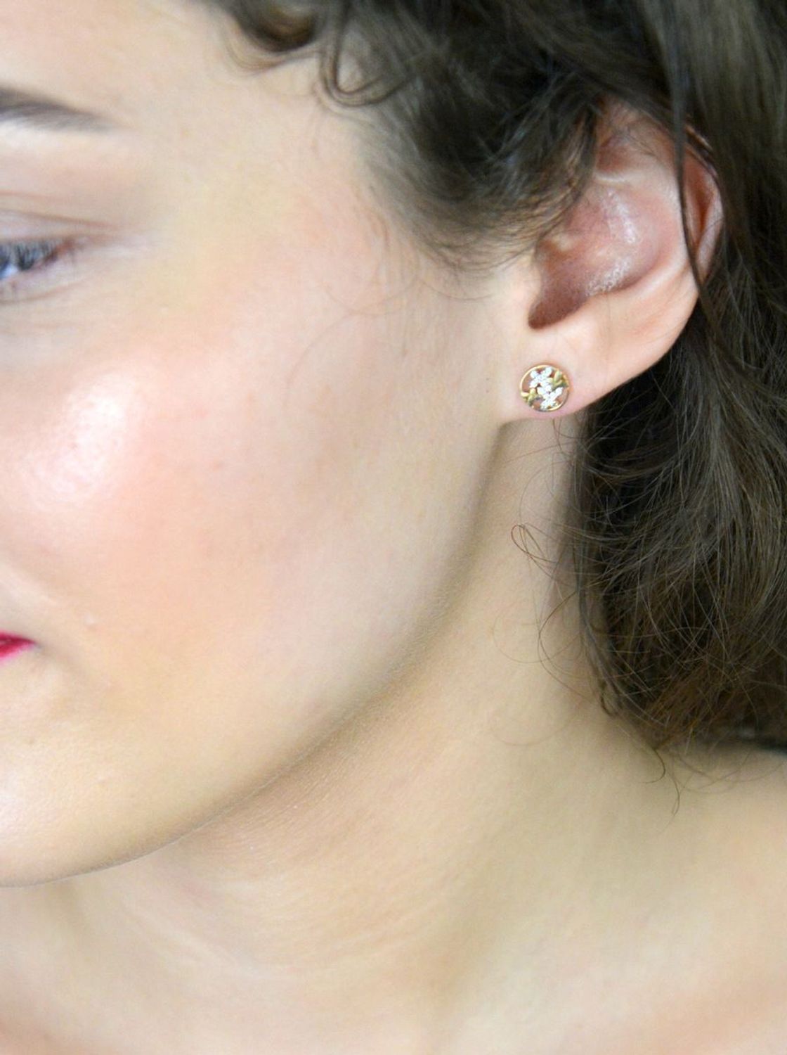 Złote kolczyki przy uchu Motylki próba 333 DIA-KLC-1607-333. Złote kolczyki wykonane z wysokiej jakości złota próby 333. Złote kolczyki są bardzo oryginalne i wygodne w noszeniu.1.jpg