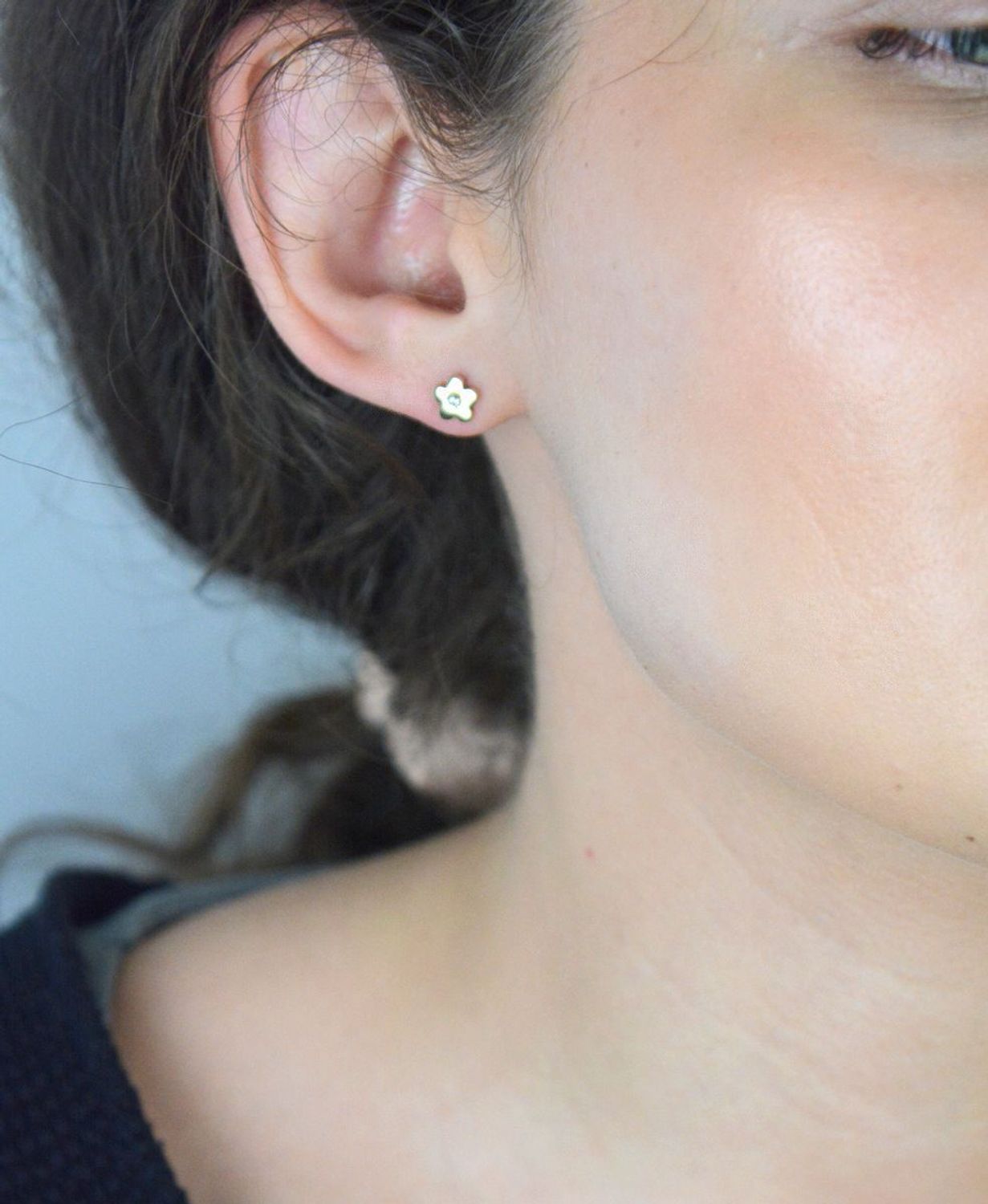 Złote kolczyki przy uchu kwiatki z cyrkonią na środku DIA-KLC-1610-333. Złote kolczyki gładkie kwiatki z pojedynczą cyrkonią.  Delikatne kolczyki wykonane z wysokiej jakości złota próby 333. 1.jpg