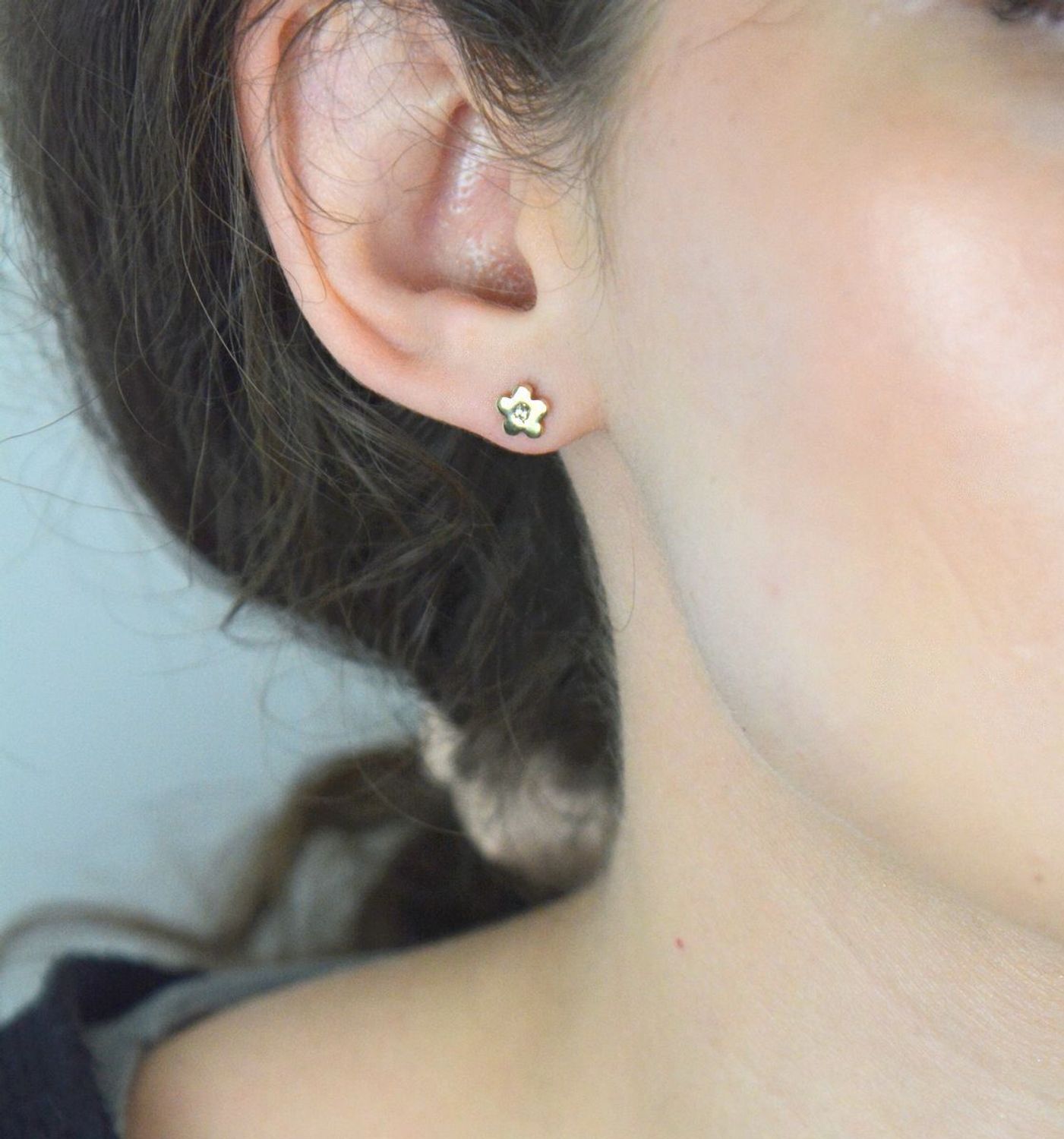 Złote kolczyki przy uchu kwiatki z cyrkonią na środku DIA-KLC-1610-333. Złote kolczyki gładkie kwiatki z pojedynczą cyrkonią.  Delikatne kolczyki wykonane z wysokiej jakości złota próby 333. 1.jpg