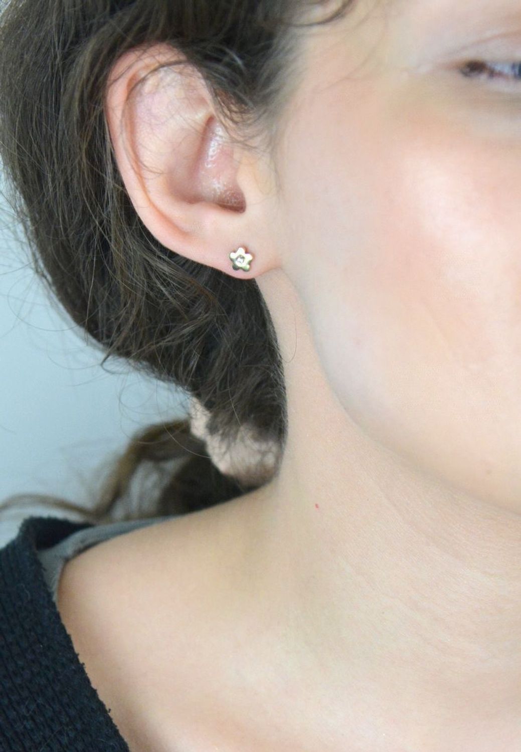 Złote kolczyki przy uchu kwiatki z cyrkonią na środku DIA-KLC-1610-333. Złote kolczyki gładkie kwiatki z pojedynczą cyrkonią.  Delikatne kolczyki wykonane z wysokiej jakości złota próby 333. 1.jpg