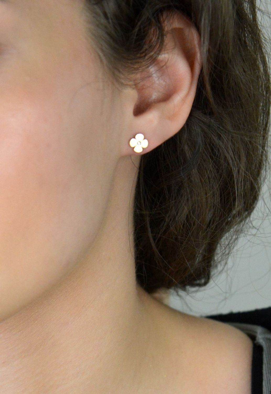 Kolczyki złote koniczynki z cyrkonią pr 333, DIA-KLC-1611-333 Kolczyki złote w kształcie koniczynki z cyrkonią, wykonane z 8-karatowego złota próby 333, to elegancka i symboliczna biżuteria.1.jpg