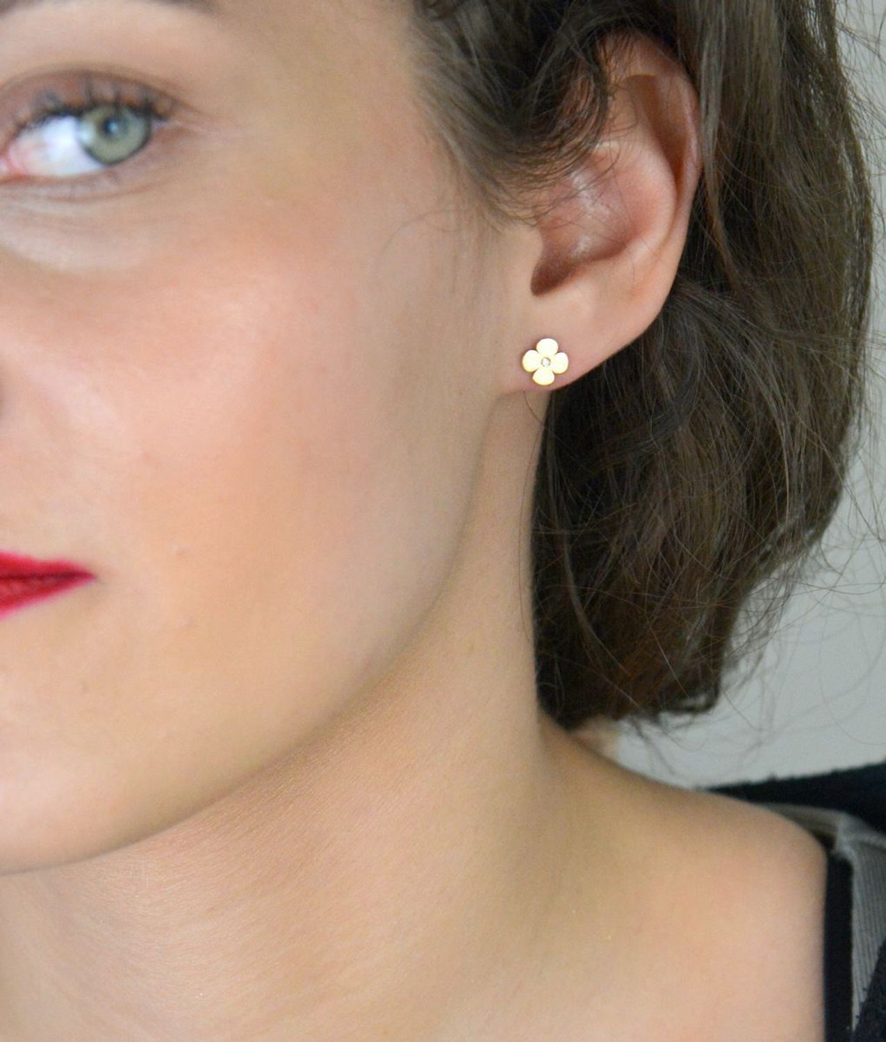 Kolczyki złote koniczynki z cyrkonią pr 333, DIA-KLC-1611-333 Kolczyki złote w kształcie koniczynki z cyrkonią, wykonane z 8-karatowego złota próby 333, to elegancka i symboliczna biżuteria.1.jpg