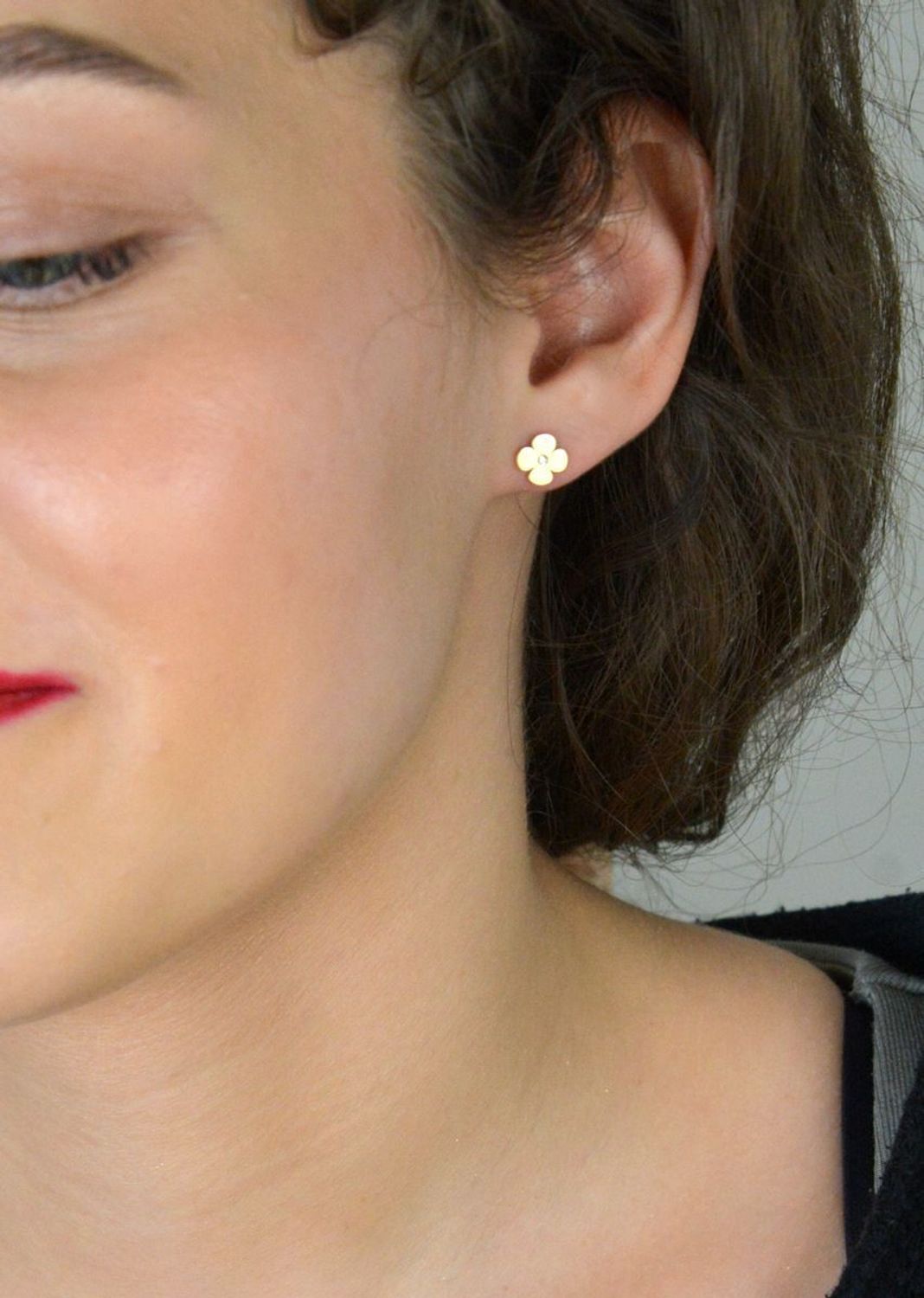 Kolczyki złote koniczynki z cyrkonią pr 333, DIA-KLC-1611-333 Kolczyki złote w kształcie koniczynki z cyrkonią, wykonane z 8-karatowego złota próby 333, to elegancka i symboliczna biżuteria.1.jpg