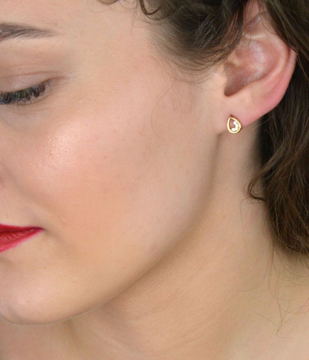 Kolczyki złote łezki zdobione cyrkonią pr 333, DIA-KLC-1612-333 Subtelne i eleganckie złote kolczyki w kształcie łezki, ozdobione lśniącą cyrkonią, to doskonały wybór dla kobiet ceniących 1.jpg