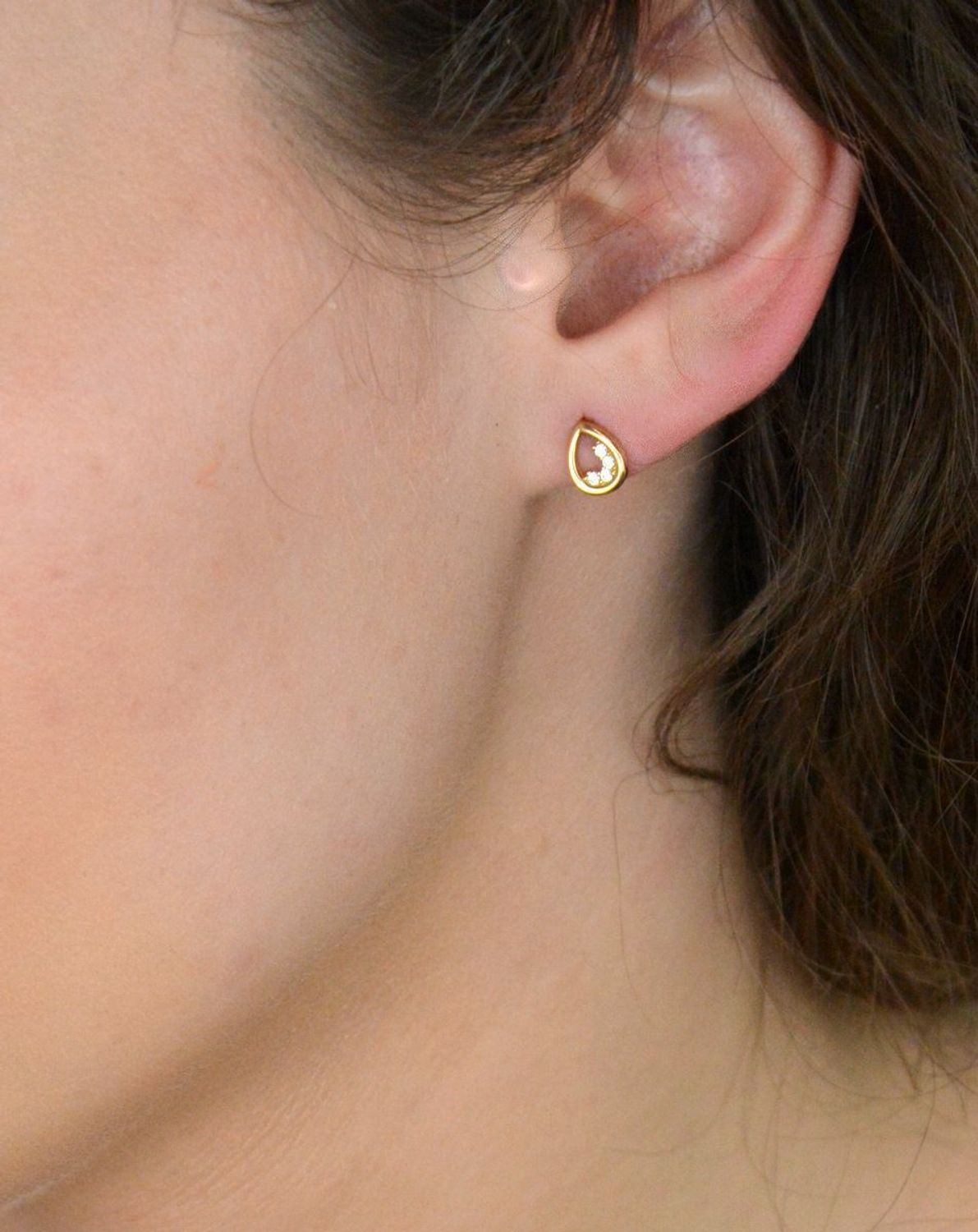 Kolczyki złote łezki zdobione cyrkonią pr 333, DIA-KLC-1612-333 Subtelne i eleganckie złote kolczyki w kształcie łezki, ozdobione lśniącą cyrkonią, to doskonały wybór dla kobiet ceniących 1.jpg