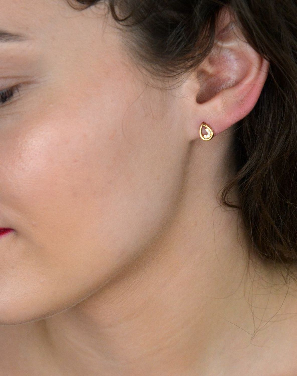 Kolczyki złote łezki zdobione cyrkonią pr 333, DIA-KLC-1612-333 Subtelne i eleganckie złote kolczyki w kształcie łezki, ozdobione lśniącą cyrkonią, to doskonały wybór dla kobiet ceniących 1.jpg