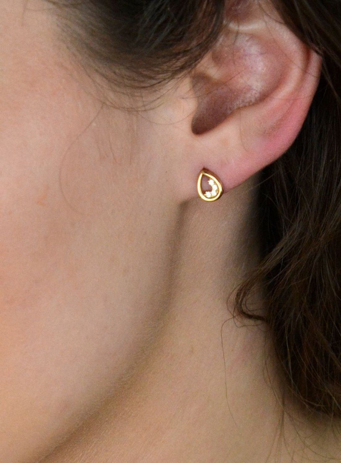 Kolczyki złote łezki zdobione cyrkonią pr 333, DIA-KLC-1612-333 Subtelne i eleganckie złote kolczyki w kształcie łezki, ozdobione lśniącą cyrkonią, to doskonały wybór dla kobiet ceniących 1.jpg