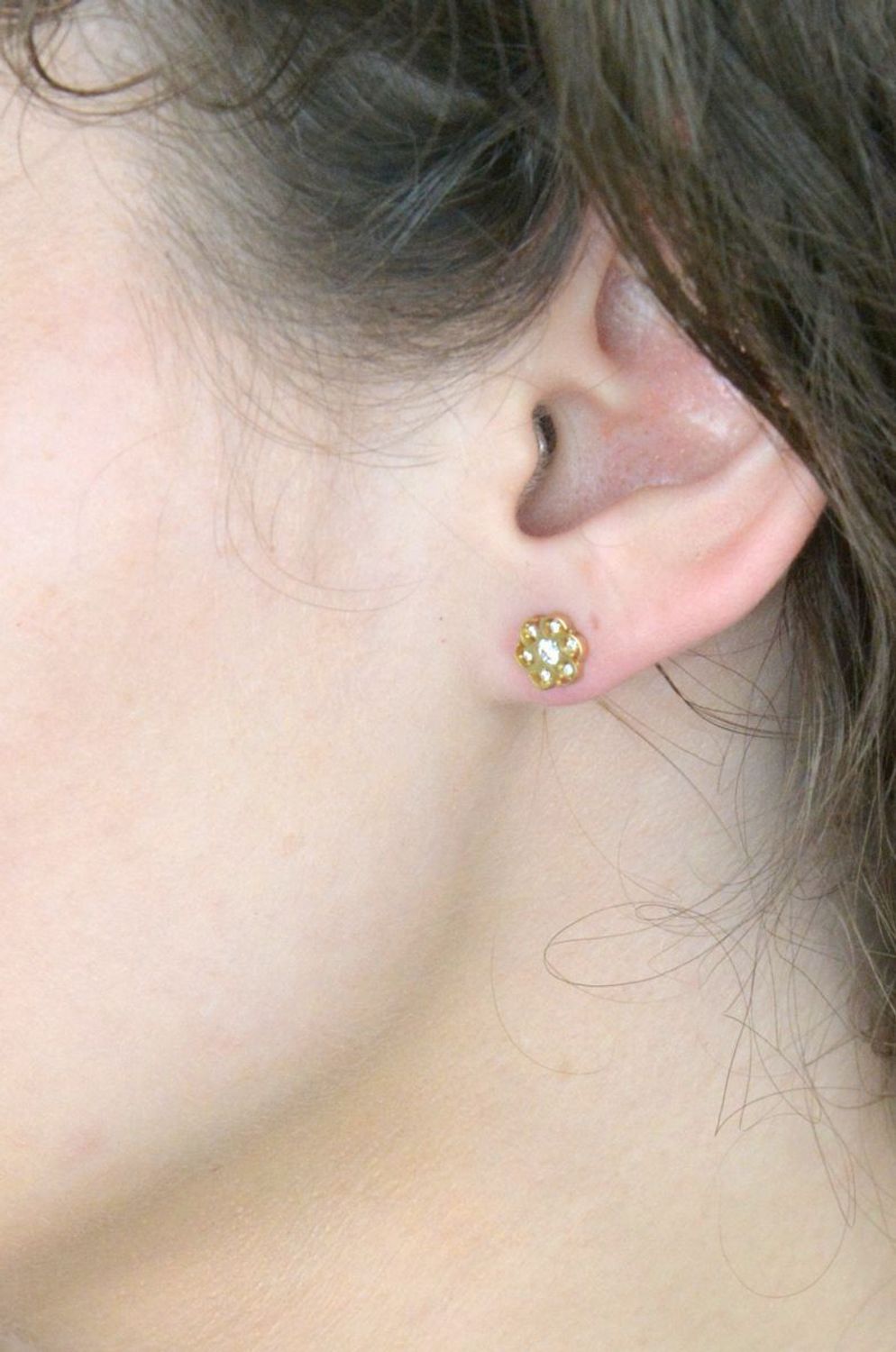 Kolczyki złote kwiatki z cyrkonią pr 333, DIA-KLC-1619-333 Podkreśl swój styl i kobiecość dzięki złotym kolczykom w kształcie kwiatków z subtelnie lśniącą cyrkonią. Wykonane z wysokiej jakości 1.jpg