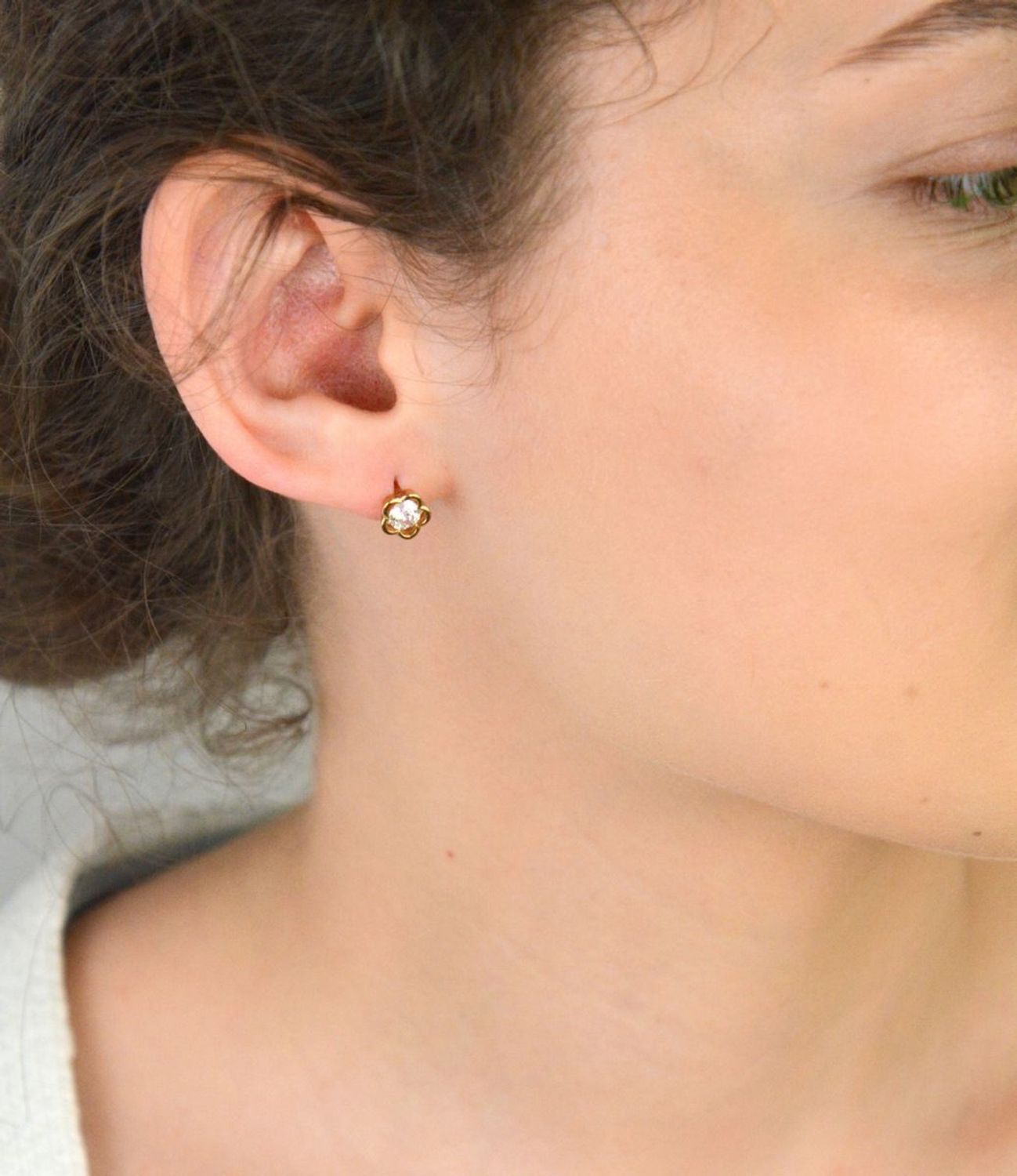 Kolczyki złote w cyrkonie kwiatek pr 333, DIA-KLC-1620-333 Kolczyki złote próby 333 w kształcie kwiatka z cyrkoniami to elegancka biżuteria, która cieszy się dużą popularnością.1.jpg