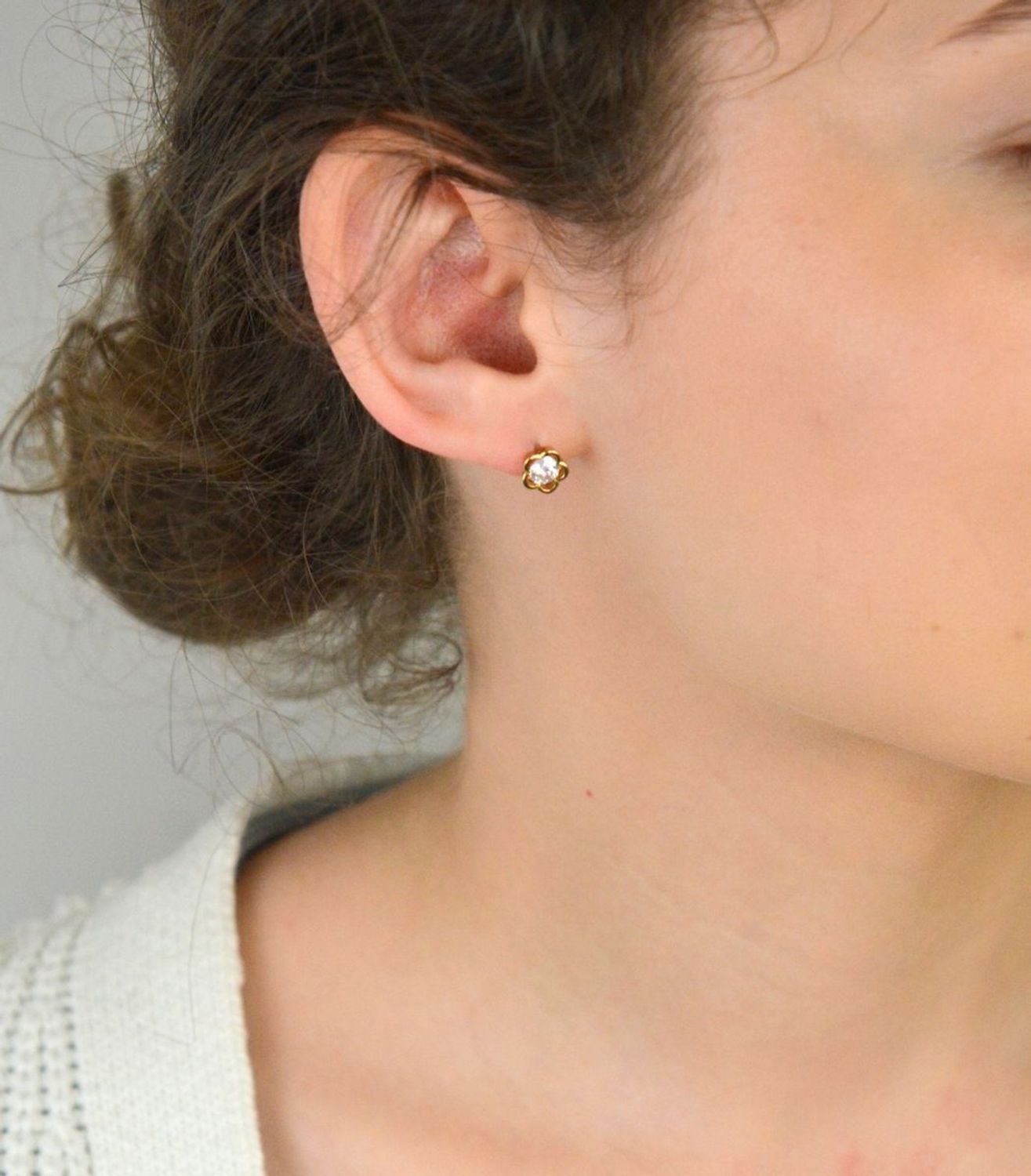 Kolczyki złote w cyrkonie kwiatek pr 333, DIA-KLC-1620-333 Kolczyki złote próby 333 w kształcie kwiatka z cyrkoniami to elegancka biżuteria, która cieszy się dużą popularnością.1.jpg