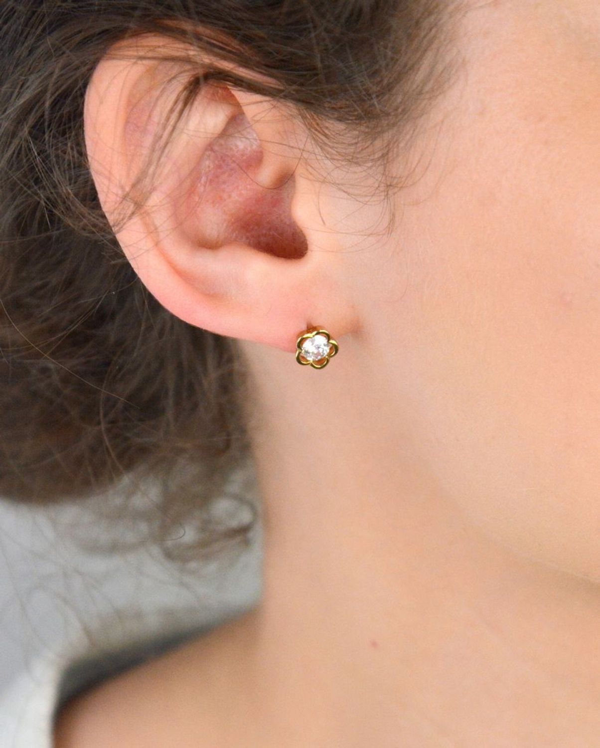 Kolczyki złote w cyrkonie kwiatek pr 333, DIA-KLC-1620-333 Kolczyki złote próby 333 w kształcie kwiatka z cyrkoniami to elegancka biżuteria, która cieszy się dużą popularnością.1.jpg