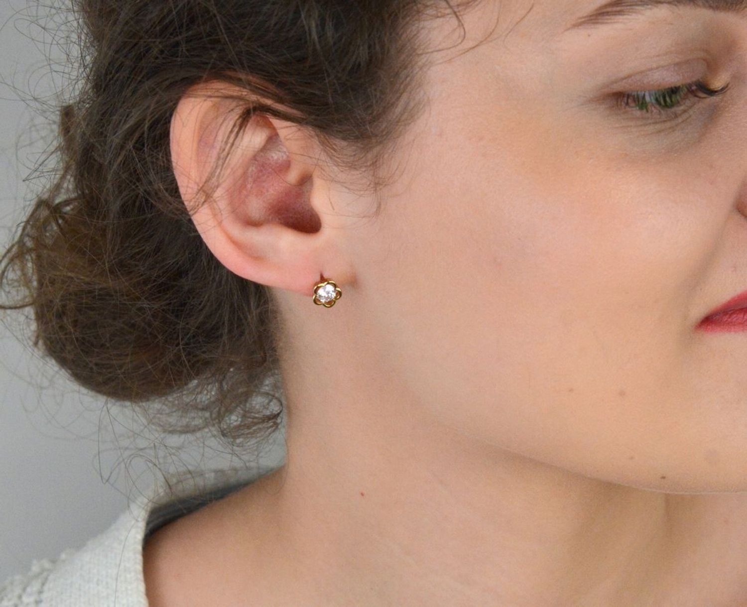 Kolczyki złote w cyrkonie kwiatek pr 333, DIA-KLC-1620-333 Kolczyki złote próby 333 w kształcie kwiatka z cyrkoniami to elegancka biżuteria, która cieszy się dużą popularnością.1.jpg