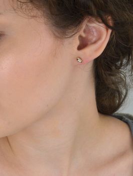 Subtelne złote kolczyki damskie DIA-KLC-1621-333 próby 333 z dwiema cyrkoniami. Lekkie (0,93g), w rozmiarze 6x3 mm, z wygodnym zapięciem na sztyft. Idealne na co dzień lub dla dziecka (1).JPG
