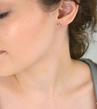 Subtelne złote kolczyki damskie DIA-KLC-1621-333 próby 333 z dwiema cyrkoniami. Lekkie (0,93g), w rozmiarze 6x3 mm, z wygodnym zapięciem na sztyft. Idealne na co dzień lub dla dziecka (4).JPG