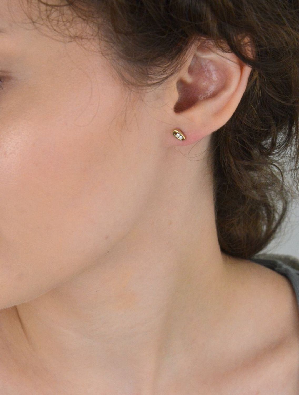 Subtelne złote kolczyki damskie DIA-KLC-1621-333 próby 333 z dwiema cyrkoniami. Lekkie (0,93g), w rozmiarze 6x3 mm, z wygodnym zapięciem na sztyft. Idealne na co dzień lub dla dziecka.1.jpg