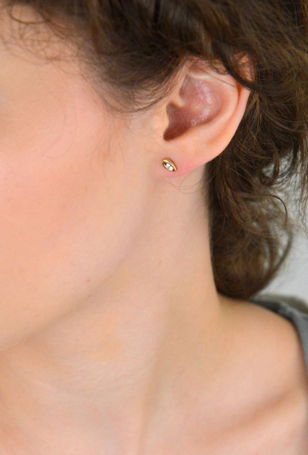 Subtelne złote kolczyki damskie DIA-KLC-1621-333 próby 333 z dwiema cyrkoniami. Lekkie (0,93g), w rozmiarze 6x3 mm, z wygodnym zapięciem na sztyft. Idealne na co dzień lub dla dziecka.1.jpg