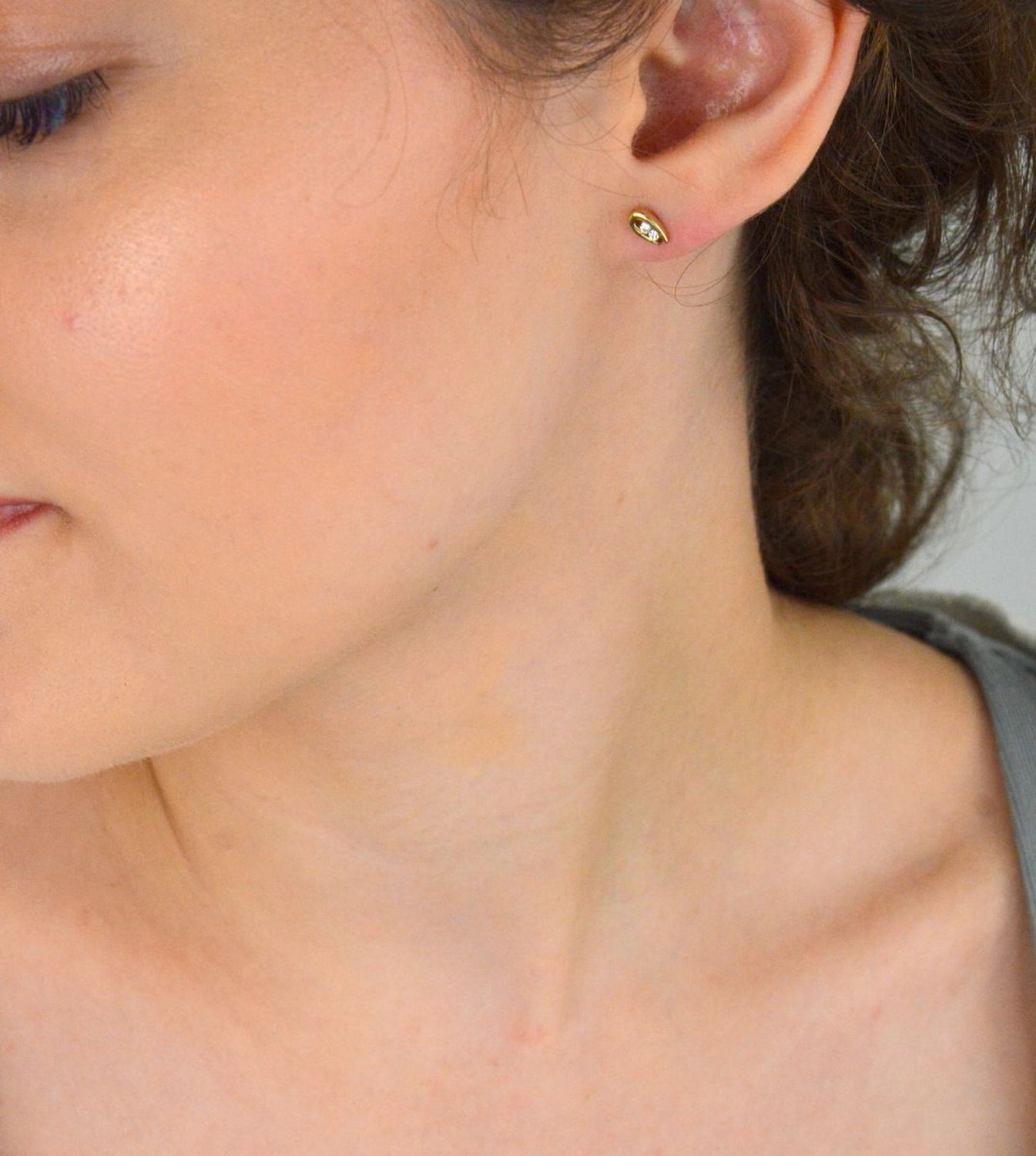 Subtelne złote kolczyki damskie DIA-KLC-1621-333 próby 333 z dwiema cyrkoniami. Lekkie (0,93g), w rozmiarze 6x3 mm, z wygodnym zapięciem na sztyft. Idealne na co dzień lub dla dziecka.1.jpg