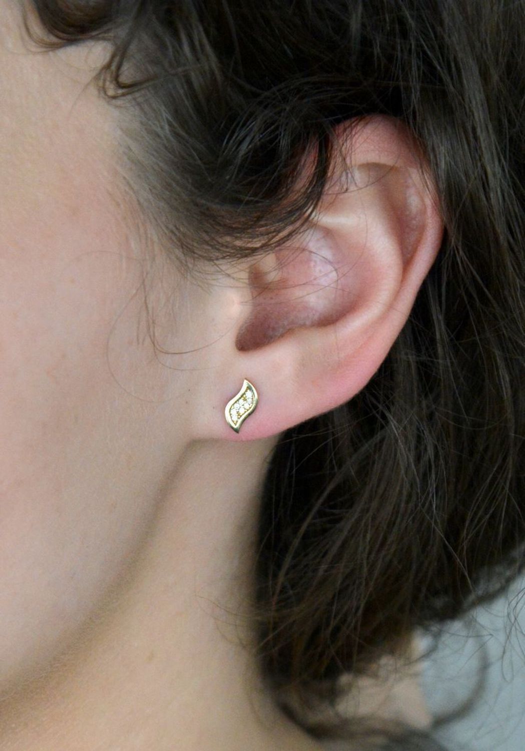 Kolczyki złote fale z cyrkoniami pr 333, DIA-KLC-1624-333 Delikatne i eleganckie złote kolczyki, ozdobione lśniącymi cyrkoniami, to idealny wybór dla kobiet ceniących subtelny blask i nowoczes 1.jpg