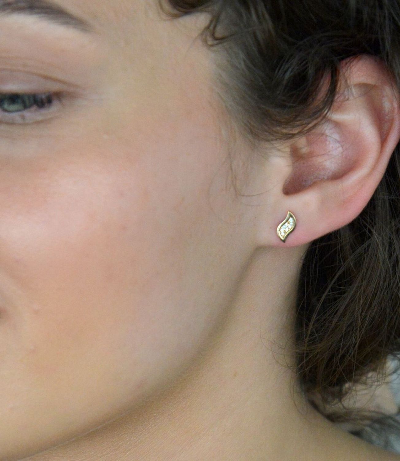 Kolczyki złote fale z cyrkoniami pr 333, DIA-KLC-1624-333 Delikatne i eleganckie złote kolczyki, ozdobione lśniącymi cyrkoniami, to idealny wybór dla kobiet ceniących subtelny blask i nowoczes 1.jpg