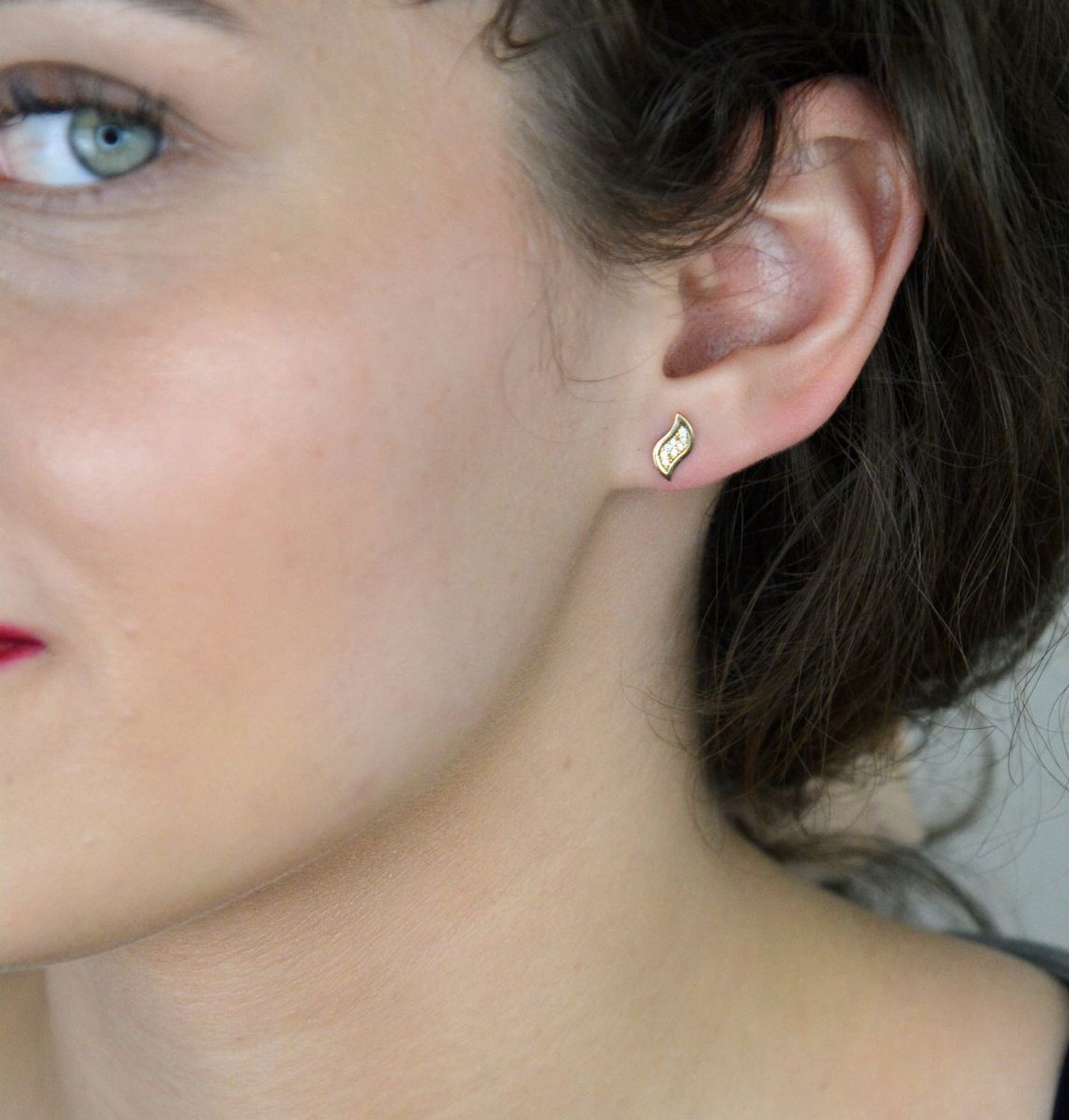 Kolczyki złote fale z cyrkoniami pr 333, DIA-KLC-1624-333 Delikatne i eleganckie złote kolczyki, ozdobione lśniącymi cyrkoniami, to idealny wybór dla kobiet ceniących subtelny blask i nowoczes 1.jpg