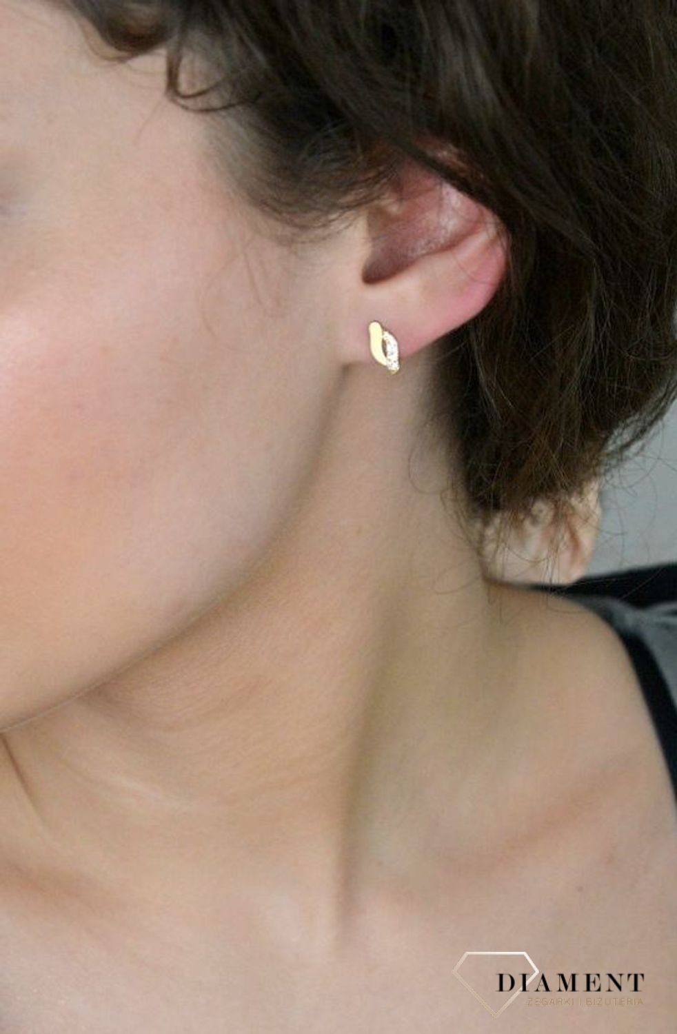 Kolczyki złote fale z cyrkoniami pr 333, DIA-KLC-1625-333 Delikatne i eleganckie złote kolczyki, ozdobione lśniącymi cyrkoniami, to idealny wybór dla kobiet ceniących subtelny blask 1.jpg