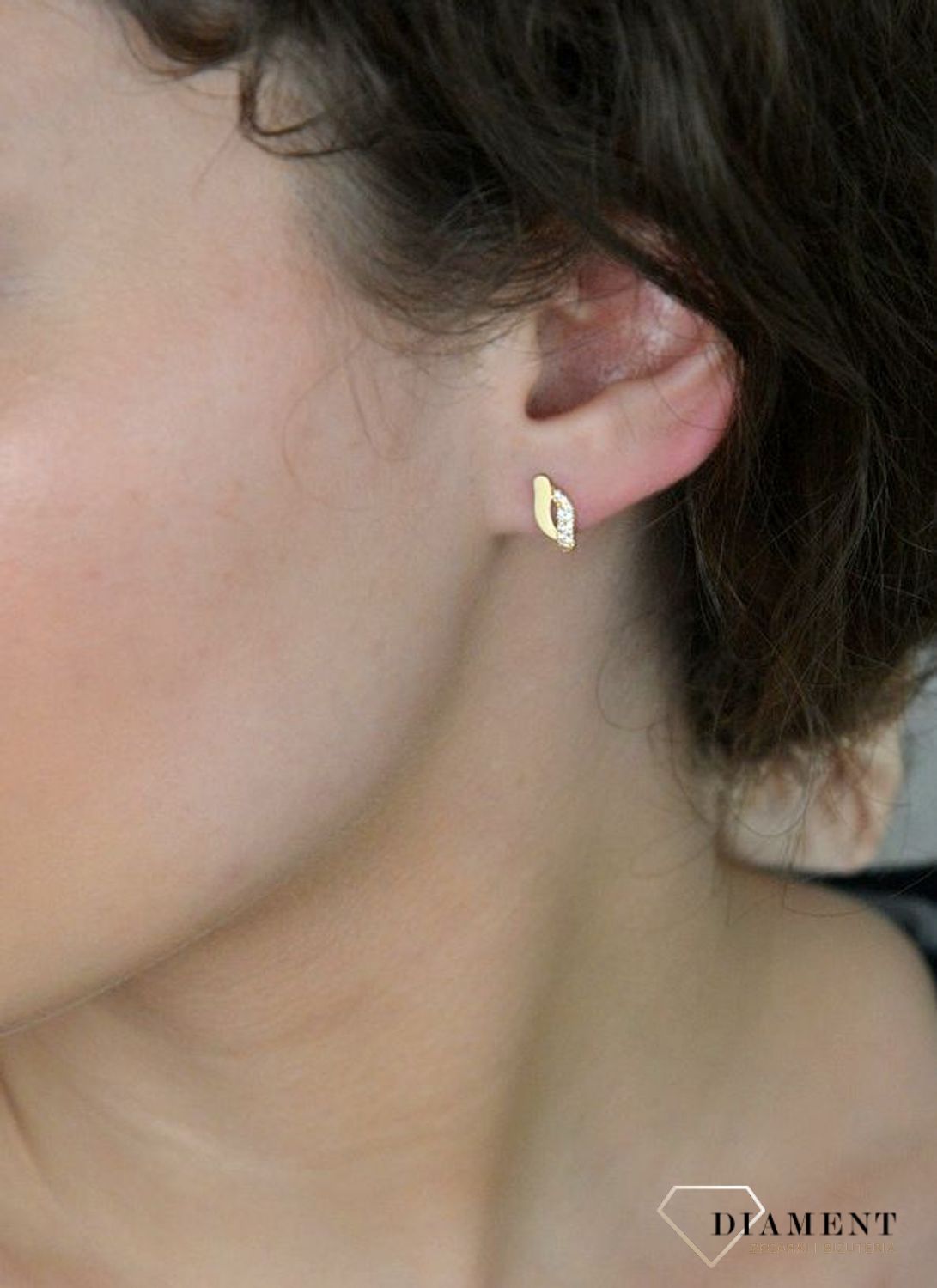 Kolczyki złote fale z cyrkoniami pr 333, DIA-KLC-1625-333 Delikatne i eleganckie złote kolczyki, ozdobione lśniącymi cyrkoniami, to idealny wybór dla kobiet ceniących subtelny blask 1.jpg