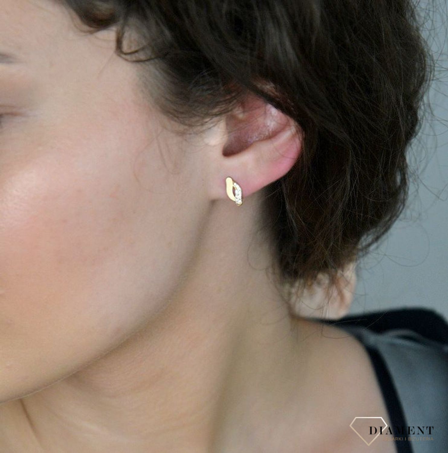 Kolczyki złote fale z cyrkoniami pr 333, DIA-KLC-1625-333 Delikatne i eleganckie złote kolczyki, ozdobione lśniącymi cyrkoniami, to idealny wybór dla kobiet ceniących subtelny blask 1.jpg
