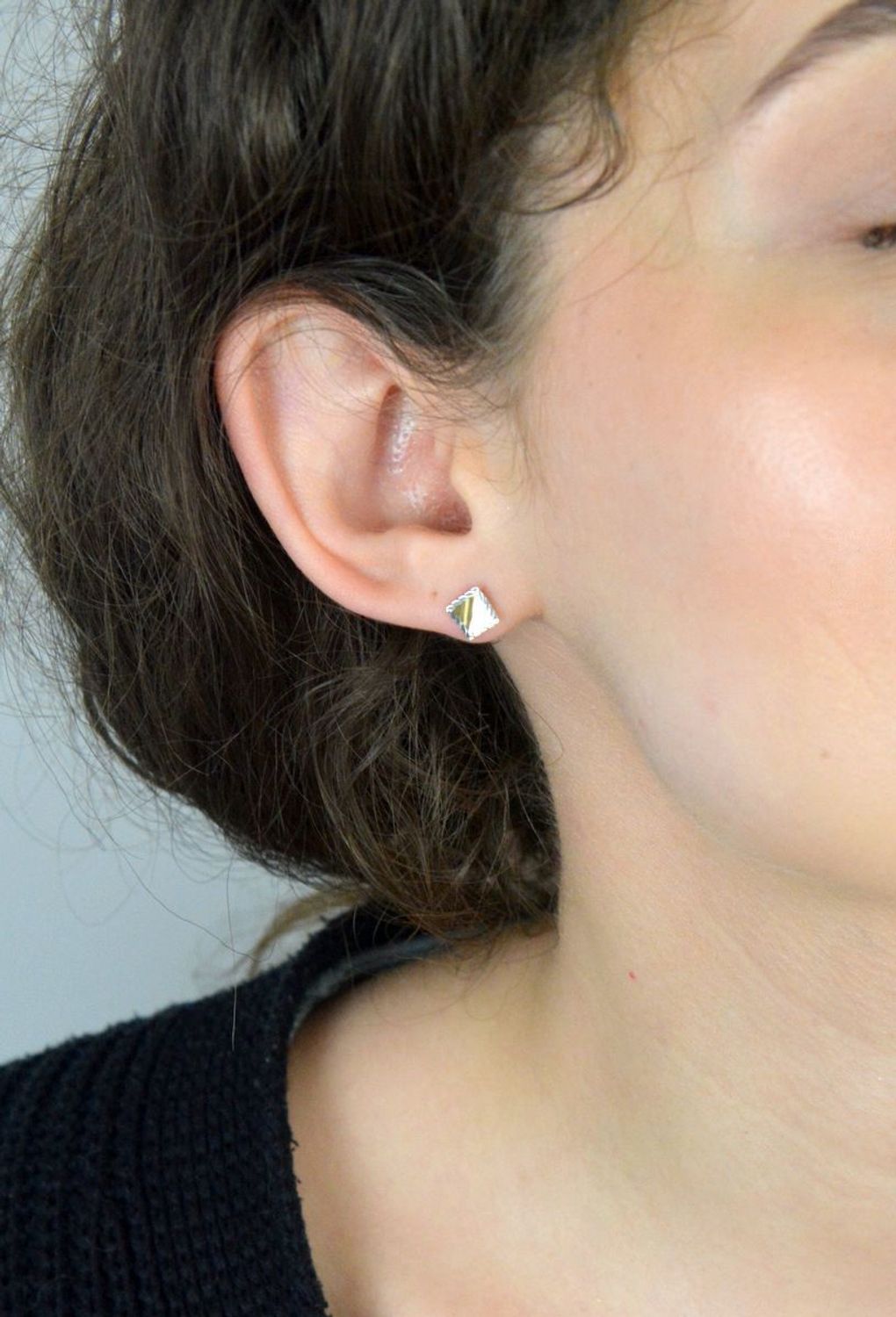 Kolczyki złote kwadraty blaszki pr 333, DIA-KLC-1627-333 Nowoczesne i eleganckie złote kolczyki w kształcie kwadratowych blaszek, wykończone białym złotem, to stylowy dodatek dla kobiet1.jpg