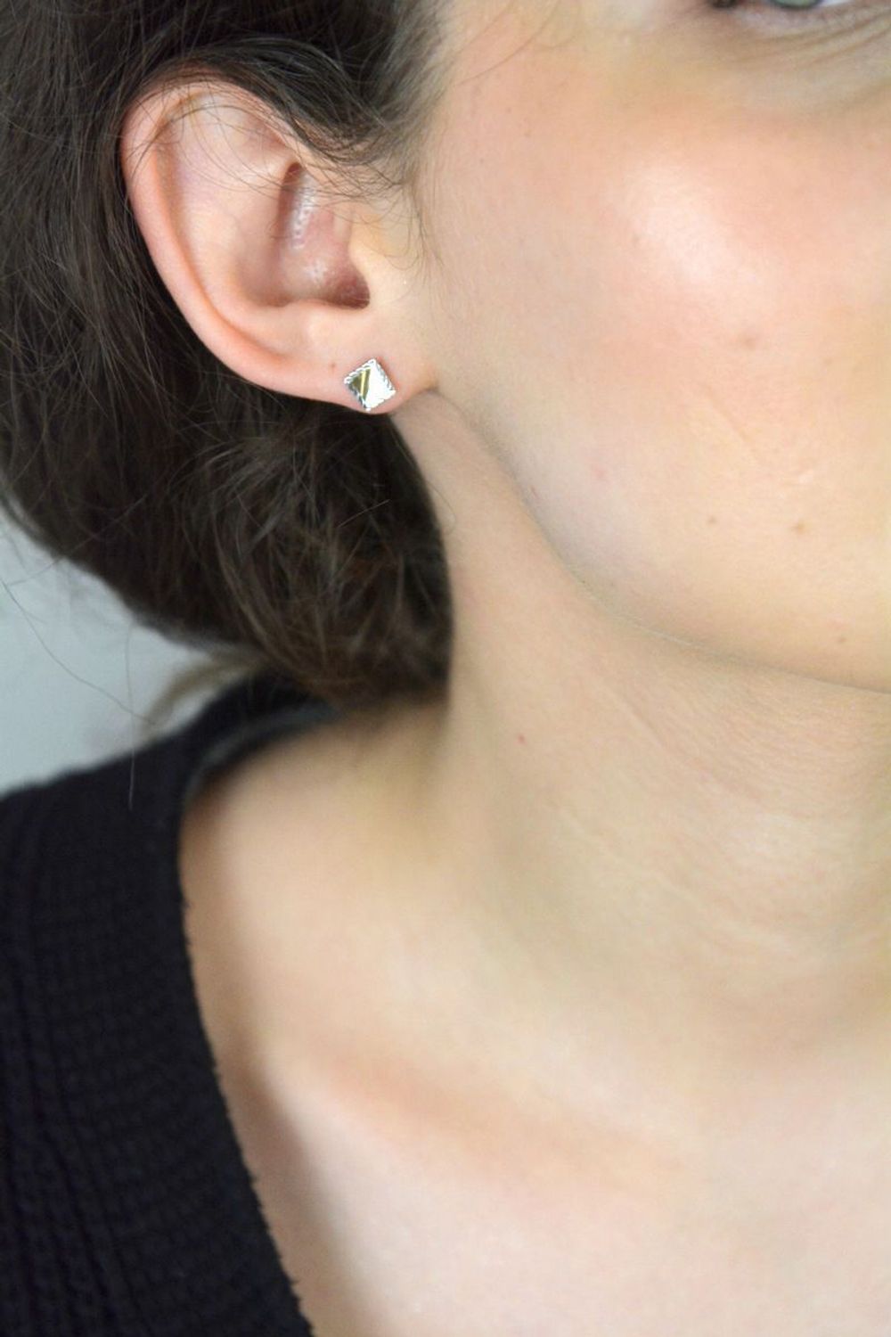 Kolczyki złote kwadraty blaszki pr 333, DIA-KLC-1627-333 Nowoczesne i eleganckie złote kolczyki w kształcie kwadratowych blaszek, wykończone białym złotem, to stylowy dodatek dla kobiet1.jpg