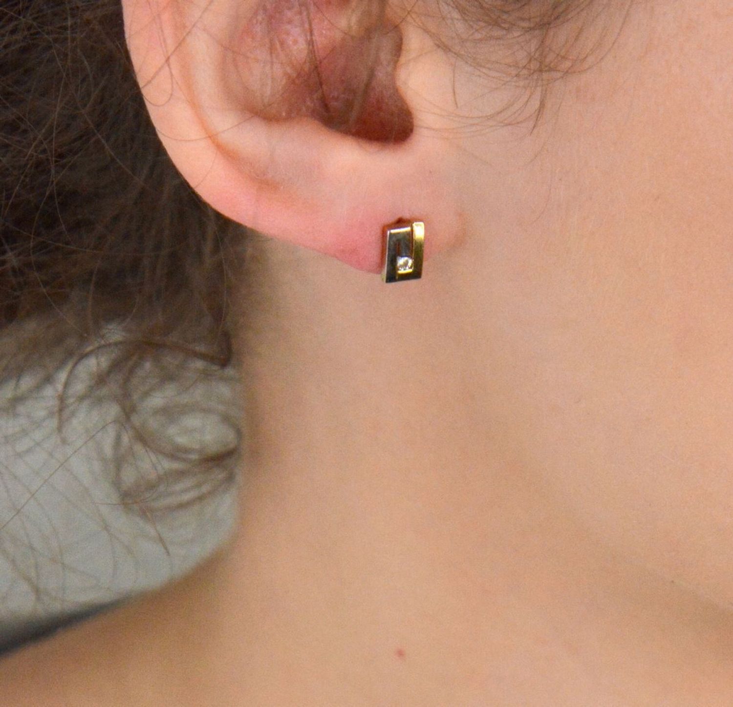 Kolczyki złote geometryczne z cyrkonią pr 333, DIA-KLC-1632-333 Nowoczesne i eleganckie złote kolczyki o geometrycznym kształcie, ozdobione białym złotem oraz lśniącą cyrkonią1.jpg