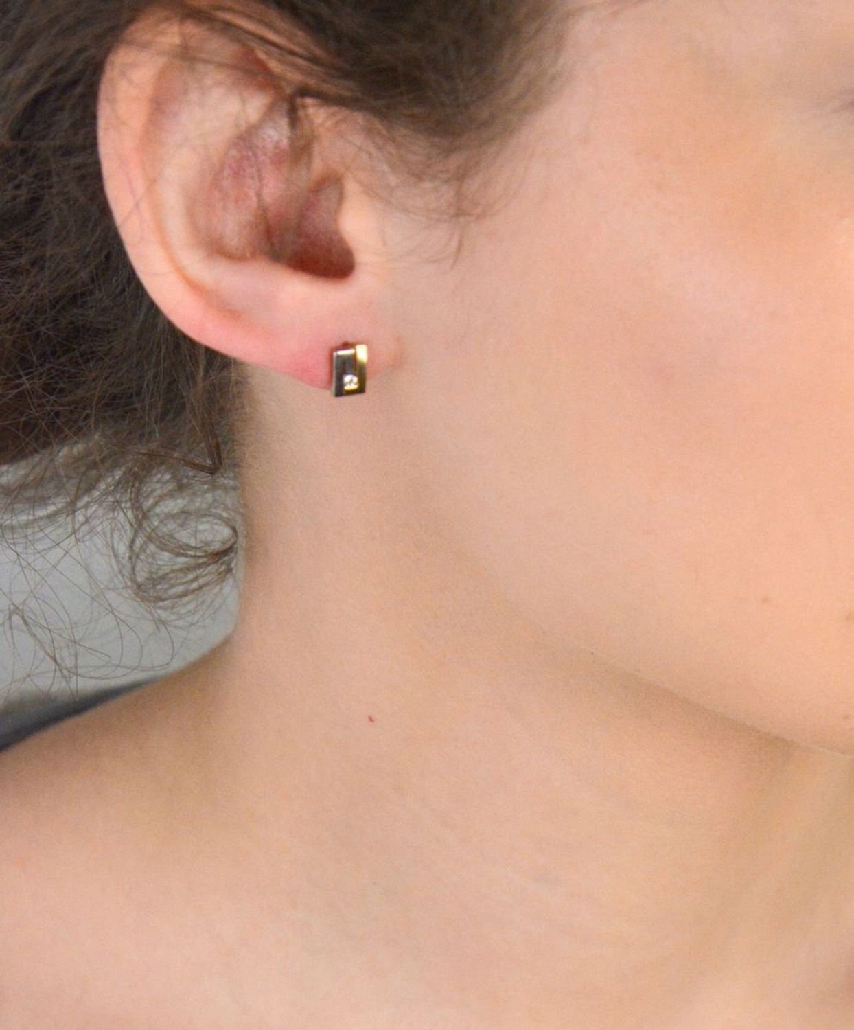 Kolczyki złote geometryczne z cyrkonią pr 333, DIA-KLC-1632-333 Nowoczesne i eleganckie złote kolczyki o geometrycznym kształcie, ozdobione białym złotem oraz lśniącą cyrkonią1.jpg