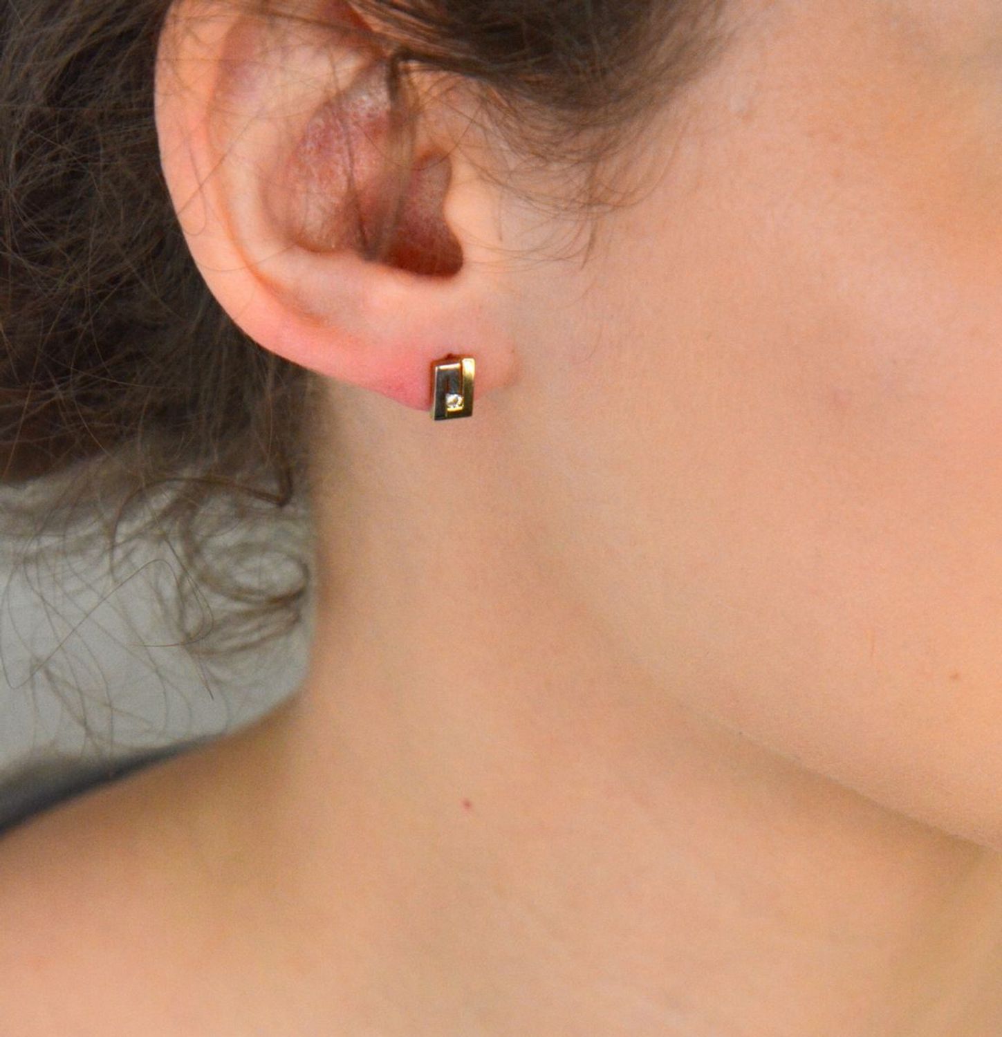 Kolczyki złote geometryczne z cyrkonią pr 333, DIA-KLC-1632-333 Nowoczesne i eleganckie złote kolczyki o geometrycznym kształcie, ozdobione białym złotem oraz lśniącą cyrkonią1.jpg