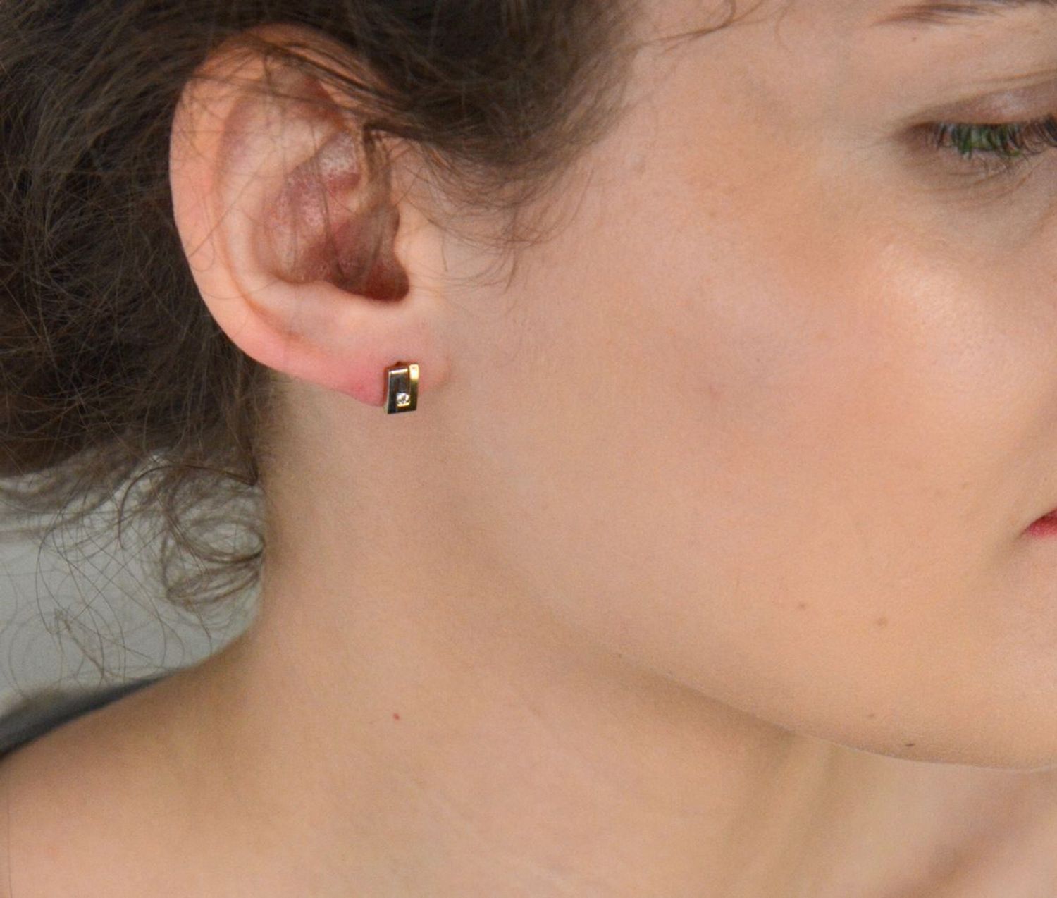 Kolczyki złote geometryczne z cyrkonią pr 333, DIA-KLC-1632-333 Nowoczesne i eleganckie złote kolczyki o geometrycznym kształcie, ozdobione białym złotem oraz lśniącą cyrkonią1.jpg