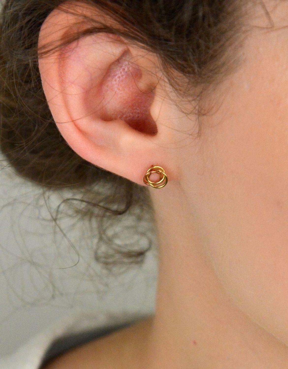 Kolczyki złote trzy kółeczka pr 333, DIA-KLC-1636-333 Delikatne i stylowe złote kolczyki składające się z trzech połączonych kółeczek, ozdobione subtelnym akcentem różowego złota, to wyjątkowa1.jpg