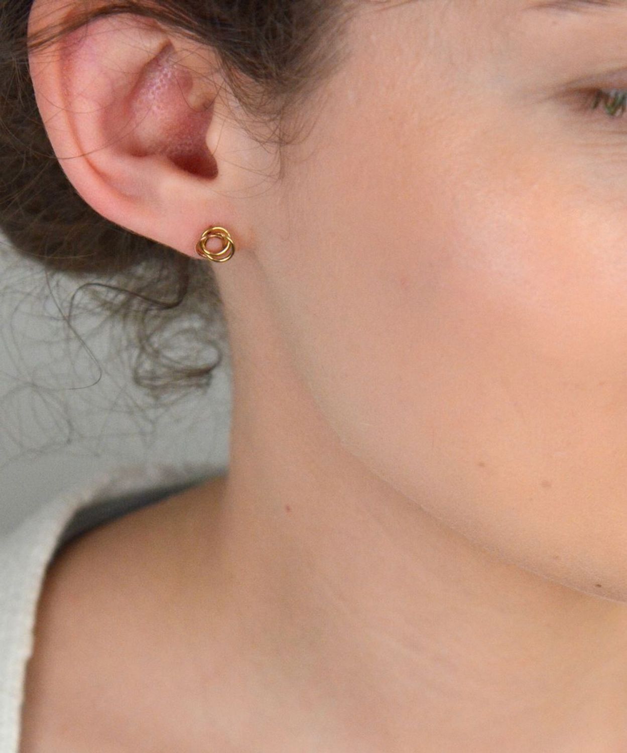 Kolczyki złote trzy kółeczka pr 333, DIA-KLC-1636-333 Delikatne i stylowe złote kolczyki składające się z trzech połączonych kółeczek, ozdobione subtelnym akcentem różowego złota, to wyjątkowa1.jpg