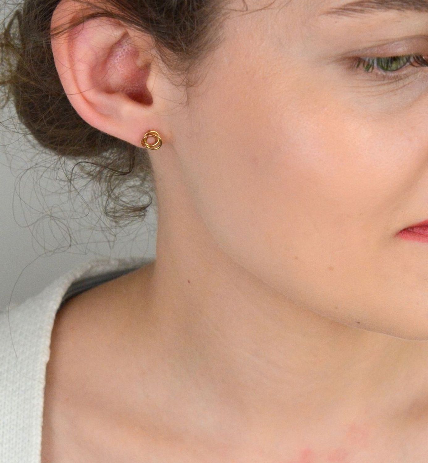 Kolczyki złote trzy kółeczka pr 333, DIA-KLC-1636-333 Delikatne i stylowe złote kolczyki składające się z trzech połączonych kółeczek, ozdobione subtelnym akcentem różowego złota, to wyjątkowa1.jpg