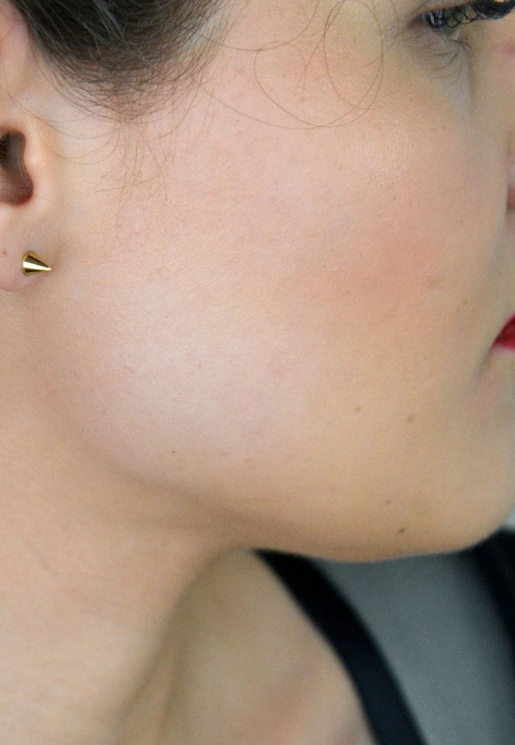 Złote kolczyki w kształcie grotu  DIA-KLC-1641-333. Złote kolczyki o gładkiej powierzchni w kształcie grotów. Delikatne kolczyki wykonane z wysokiej jakości złota próby 333 idealne na prezent 1.jpg