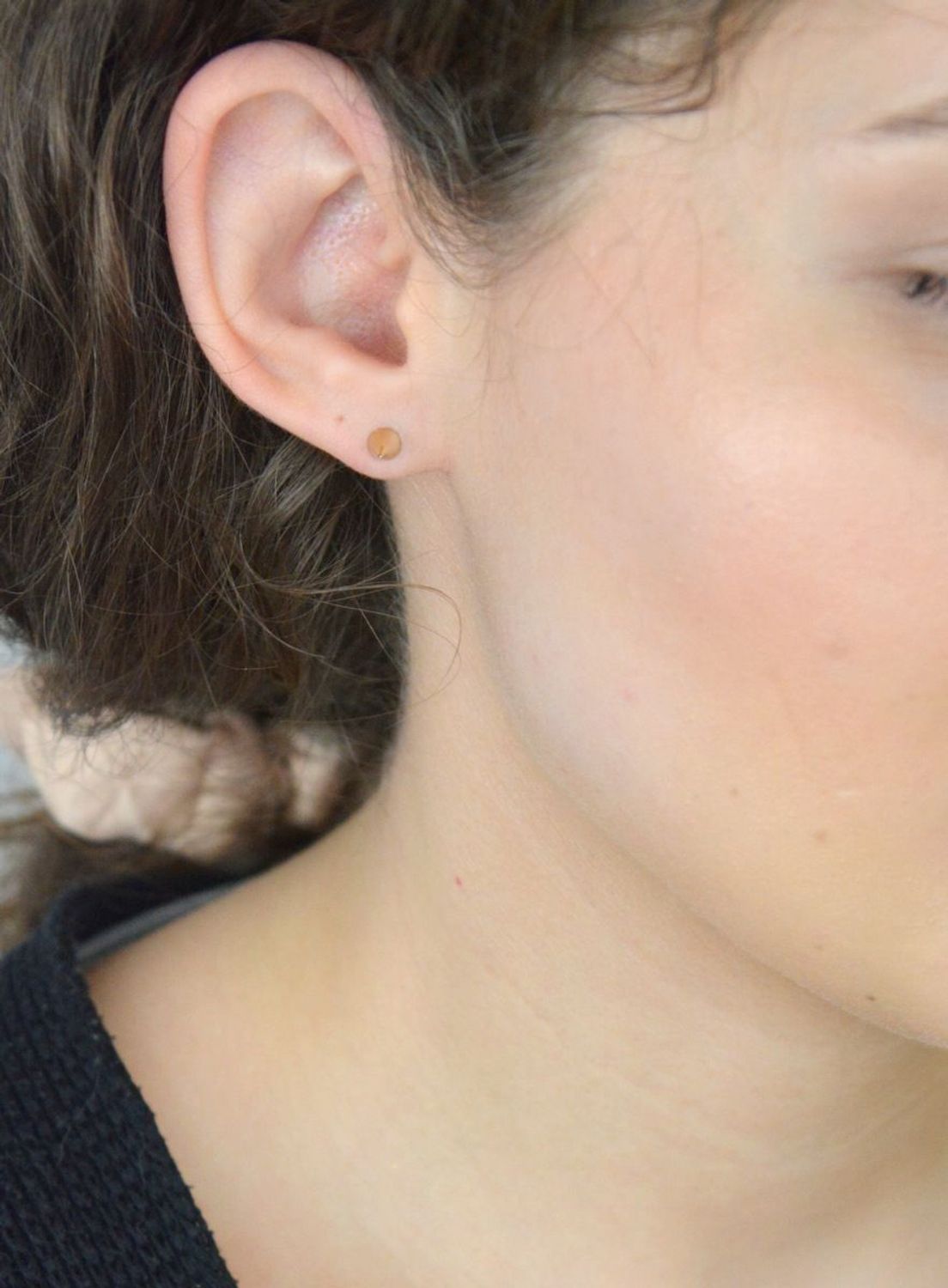 Złote kolczyki w kształcie grotu  DIA-KLC-1641-333. Złote kolczyki o gładkiej powierzchni w kształcie grotów. Delikatne kolczyki wykonane z wysokiej jakości złota próby 333 idealne na prezent 1.jpg