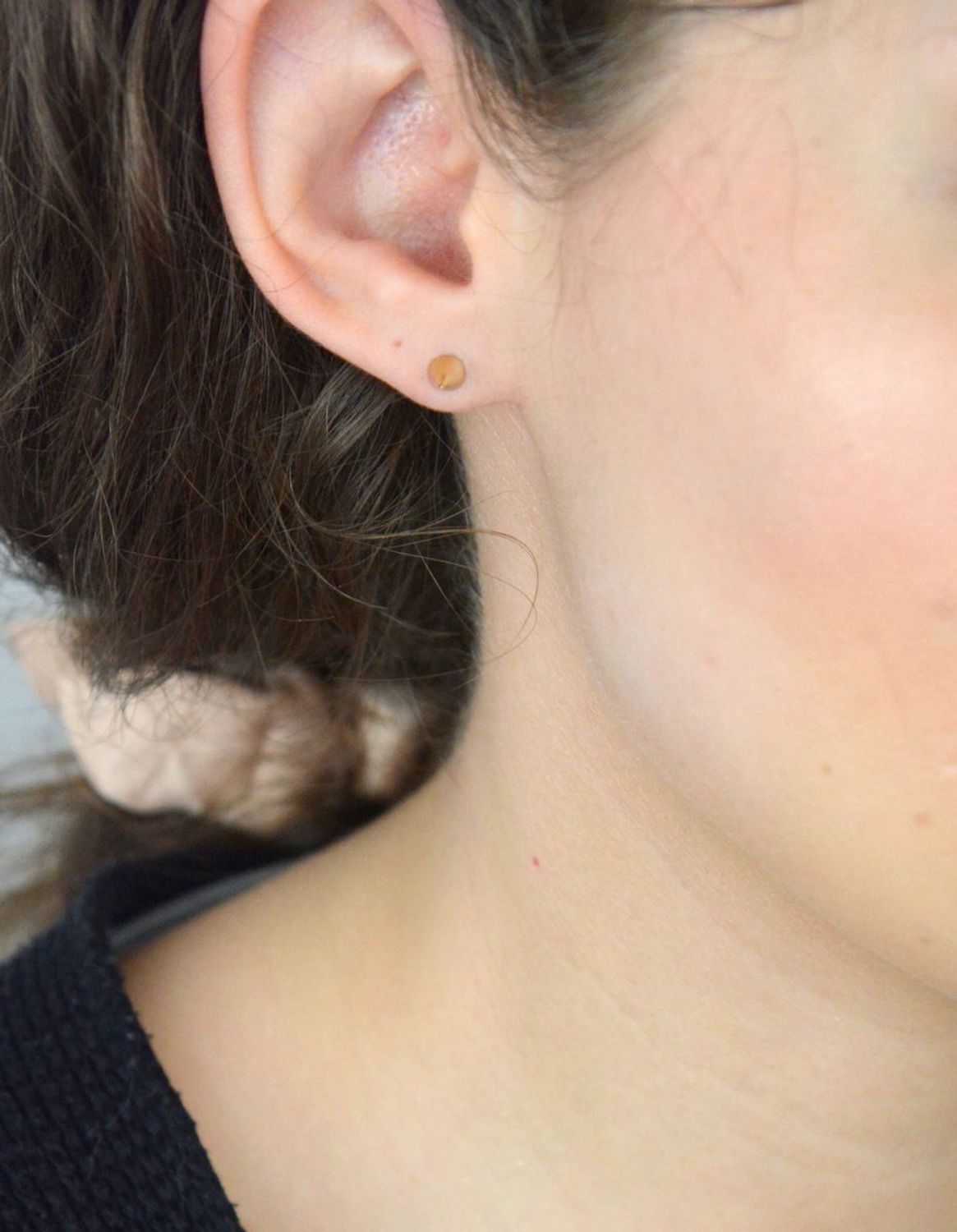 Złote kolczyki w kształcie grotu  DIA-KLC-1641-333. Złote kolczyki o gładkiej powierzchni w kształcie grotów. Delikatne kolczyki wykonane z wysokiej jakości złota próby 333 idealne na prezent 1.jpg